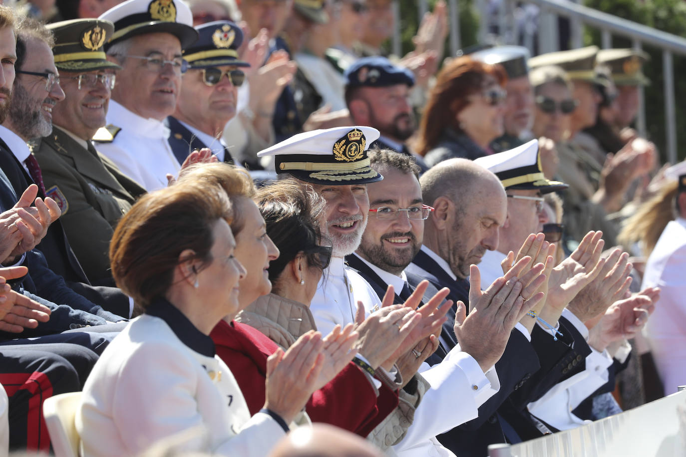 El Rey Felipe VI pasa revista a las tropas en Gijón: todas las fotos de un día histórico