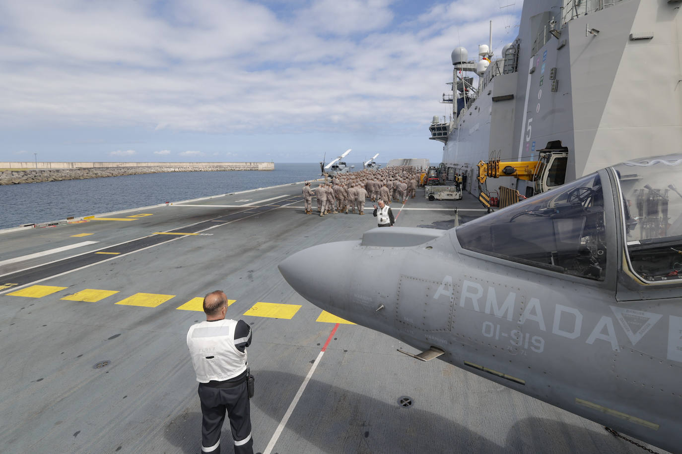 El portaaeronaves más grande de España, frente a la costa de Gijón