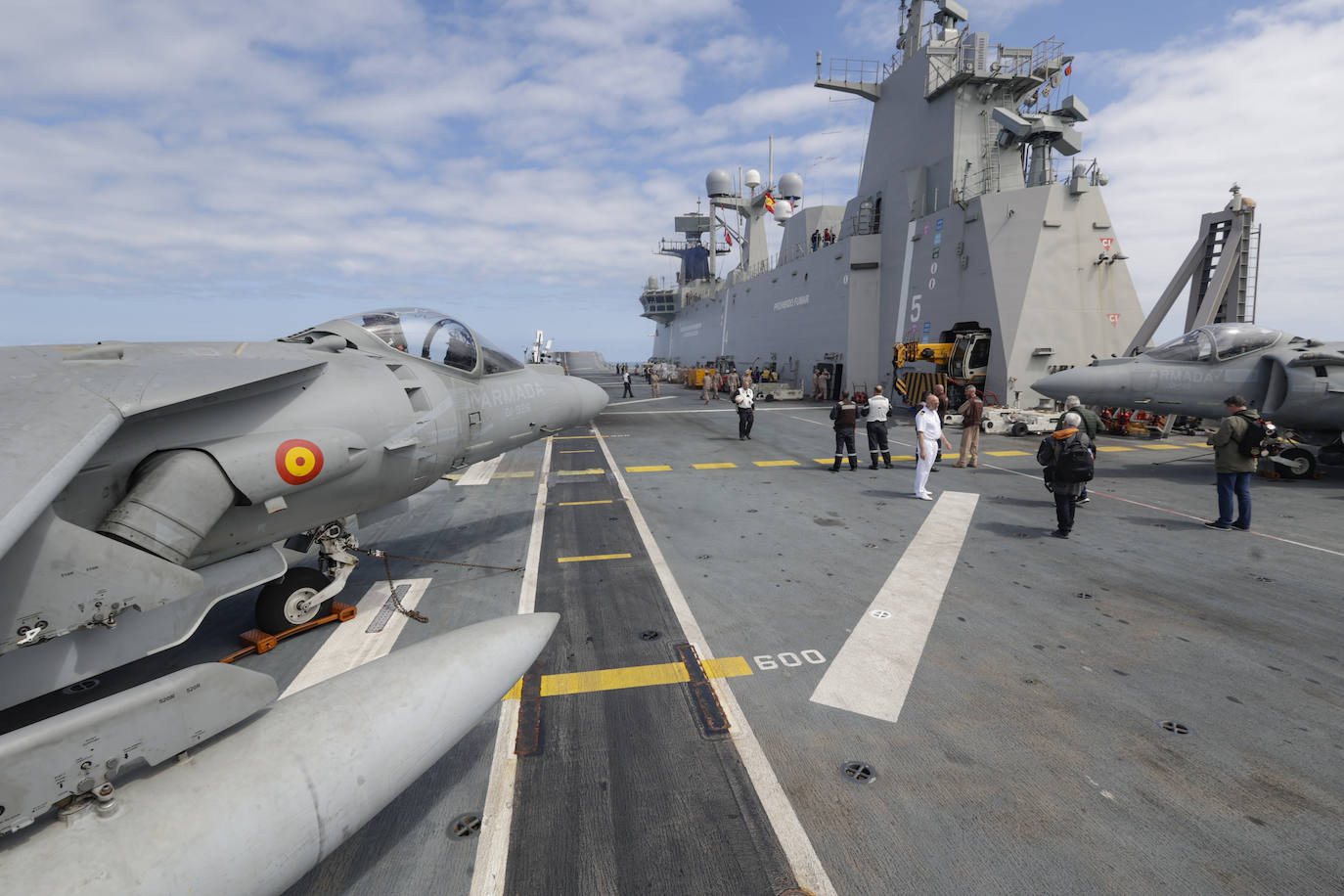 El portaaeronaves más grande de España, frente a la costa de Gijón