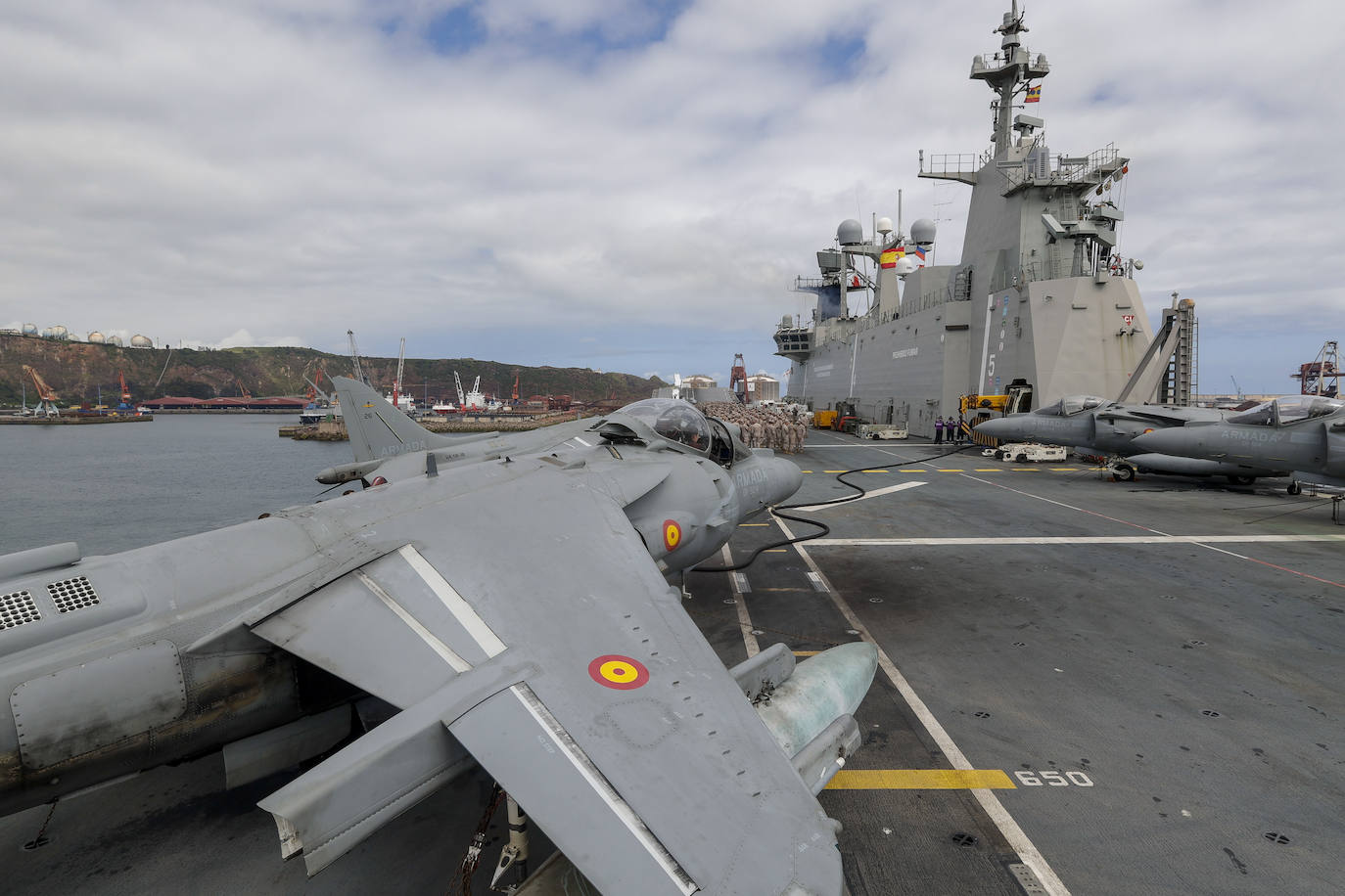 El portaaeronaves más grande de España, frente a la costa de Gijón