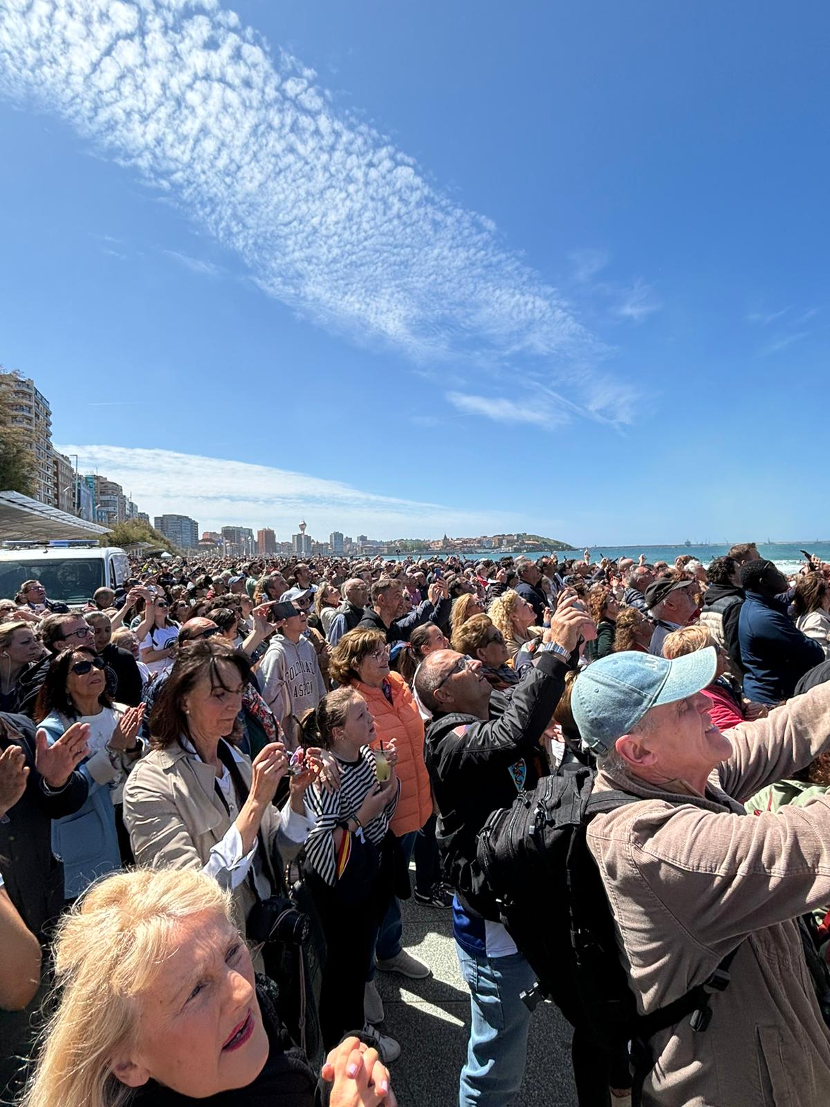 El Rey Felipe VI pasa revista a las tropas en Gijón: todas las fotos de un día histórico