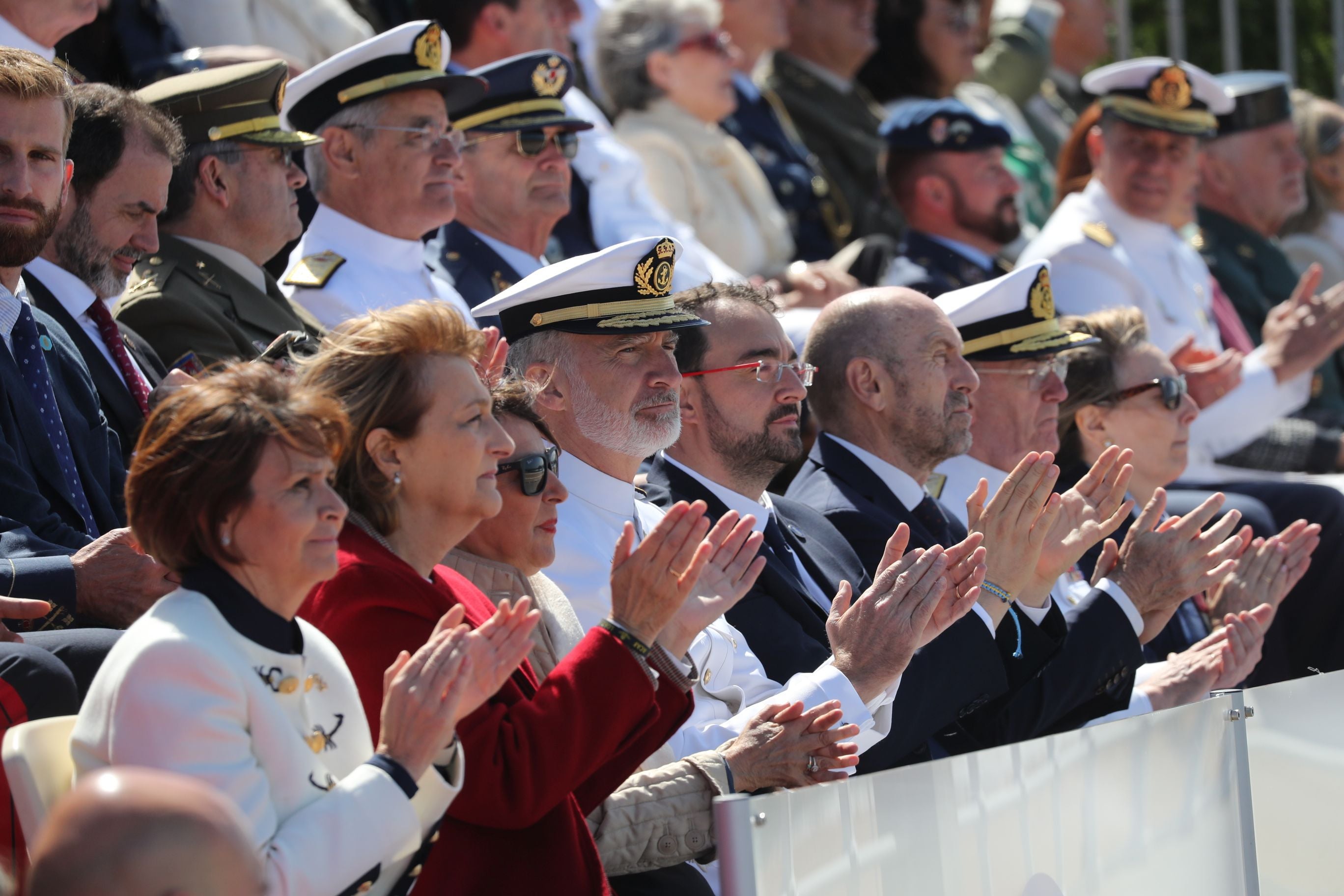 El Rey Felipe VI pasa revista a las tropas en Gijón: todas las fotos de un día histórico