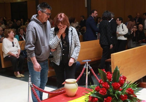 María Ángeles Rozada, hija de 'Maricuela', ante la urna.