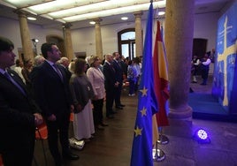 Los consejeros Borja Sánchez y Guillermo Peláez, la vicepresidenta Gimena Llamedo, la delegada del Gobierno, Delia Losa, el presidente de la Junta General, Juan Cofiño y el presidente del Principado, Adrián Barbón, en primera fila, en el momento del himno de Asturias.