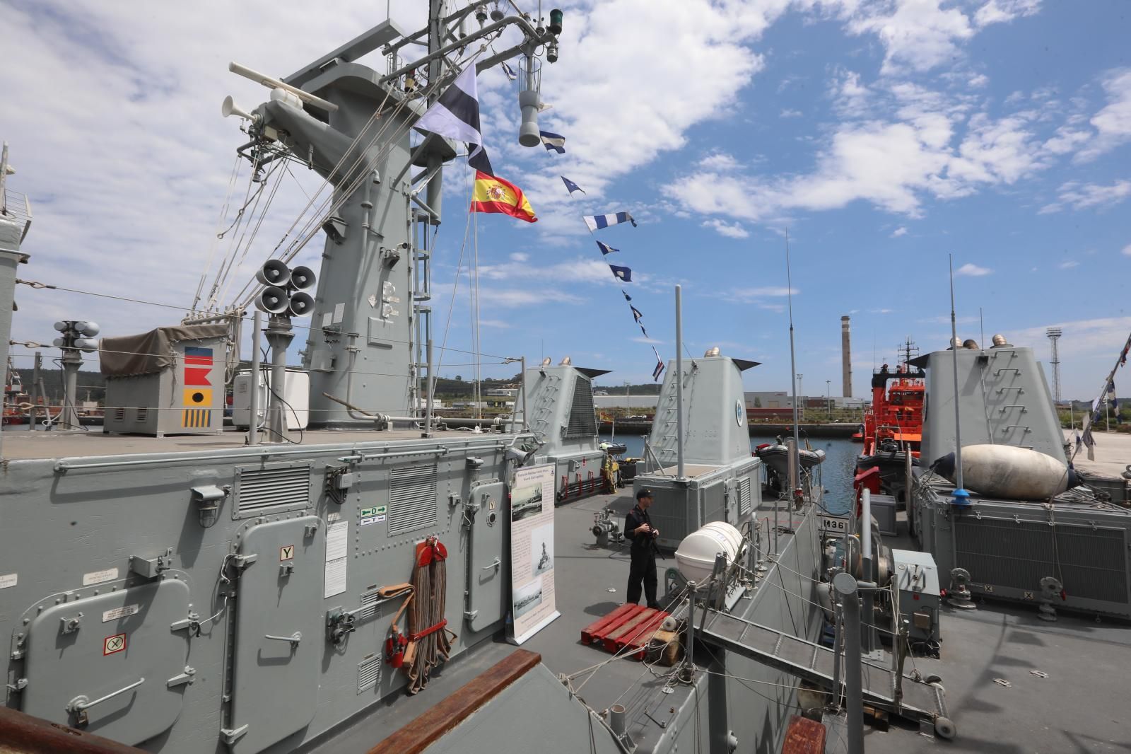 Los avilesinos se suben a bordo de los cazaminas de la Armada