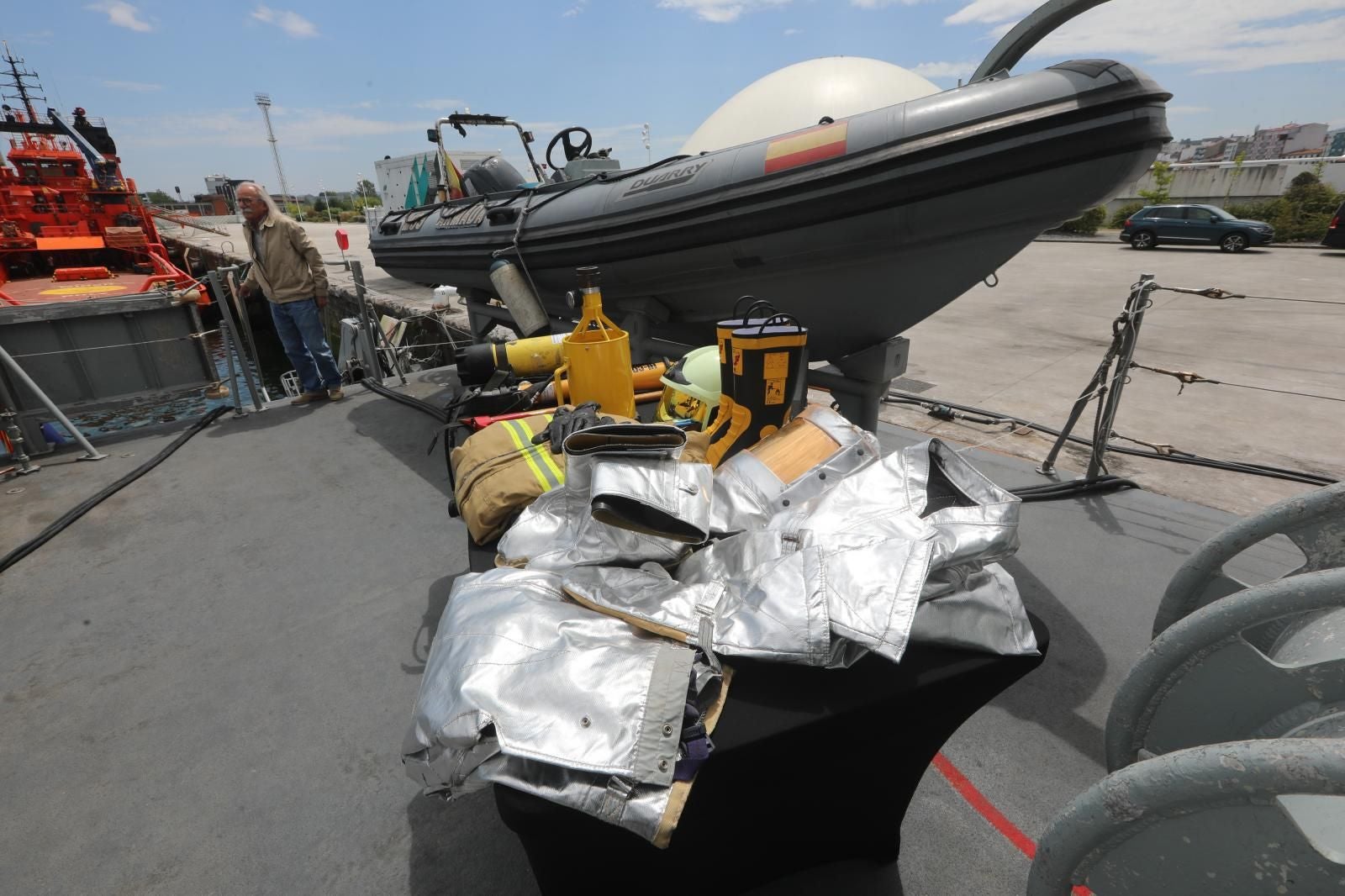Los avilesinos se suben a bordo de los cazaminas de la Armada