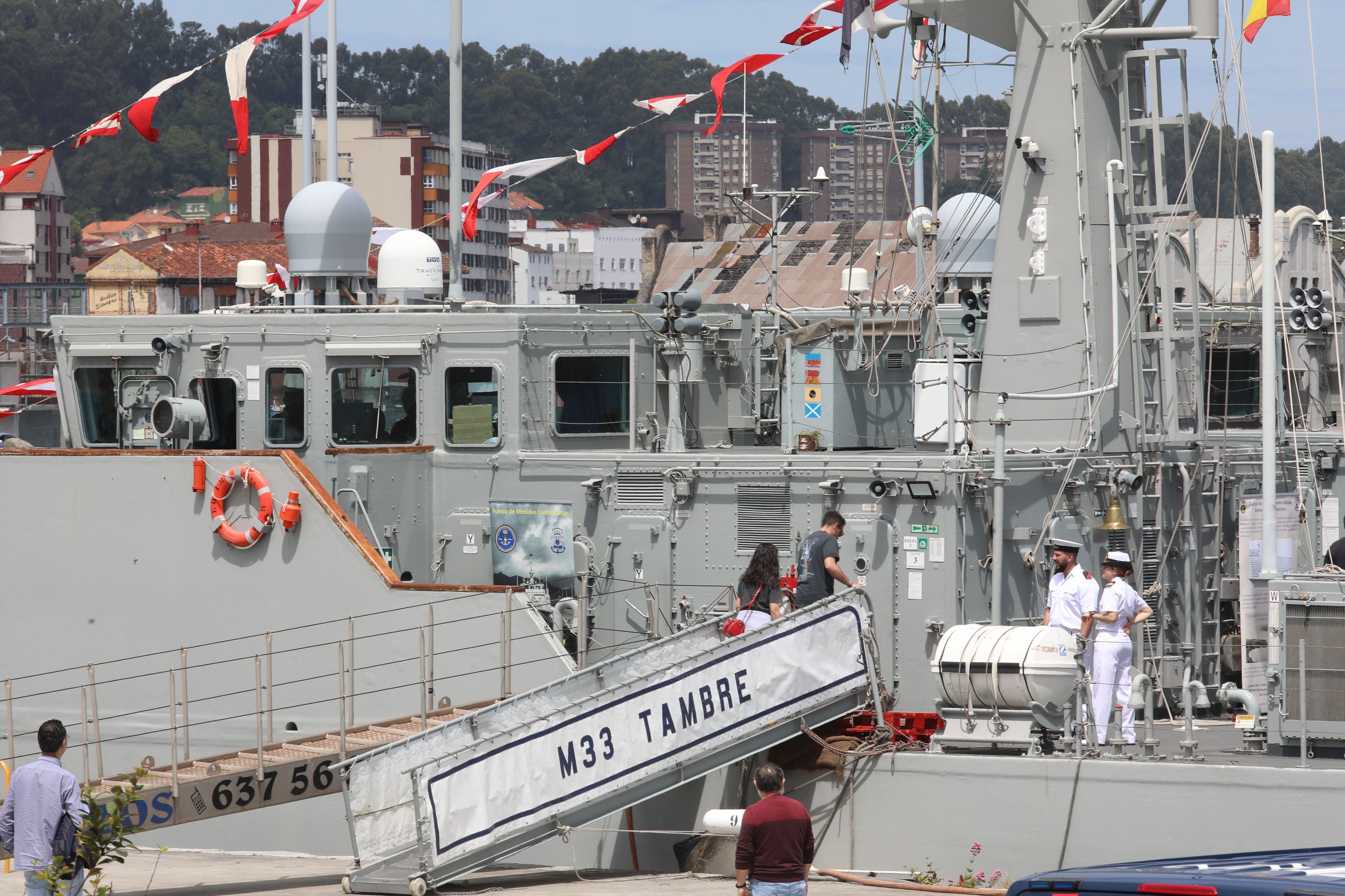 Los avilesinos se suben a bordo de los cazaminas de la Armada