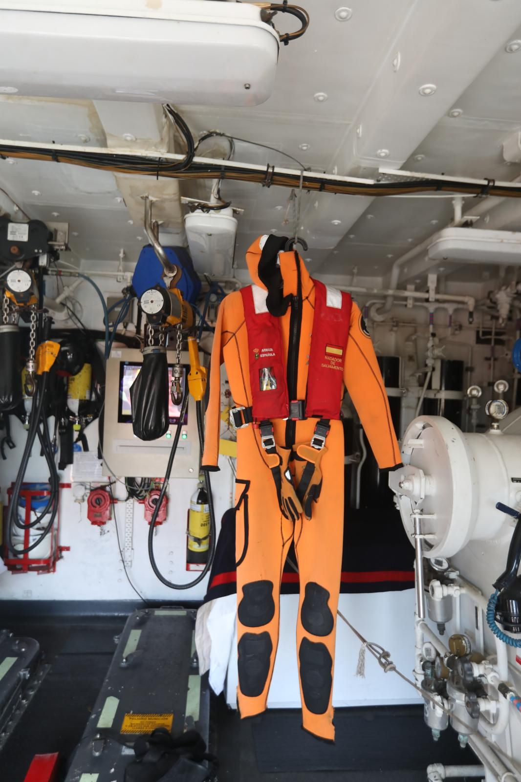 Los avilesinos se suben a bordo de los cazaminas de la Armada