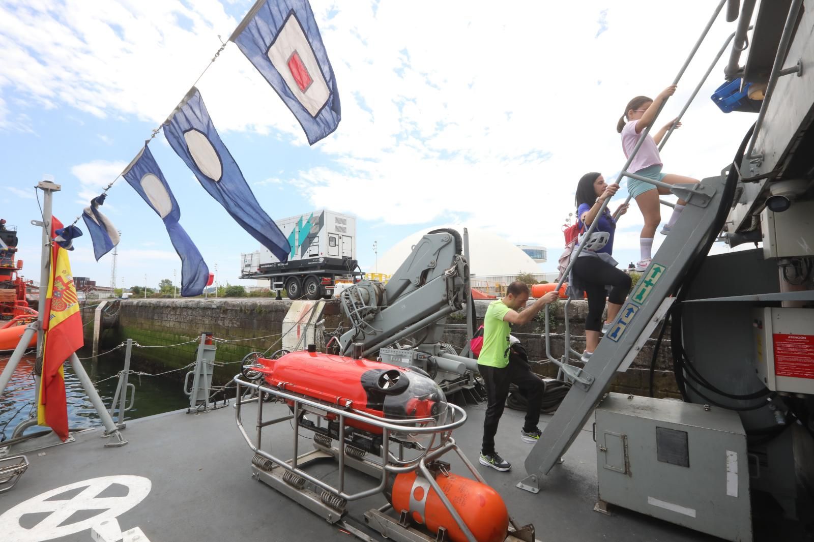 Los avilesinos se suben a bordo de los cazaminas de la Armada