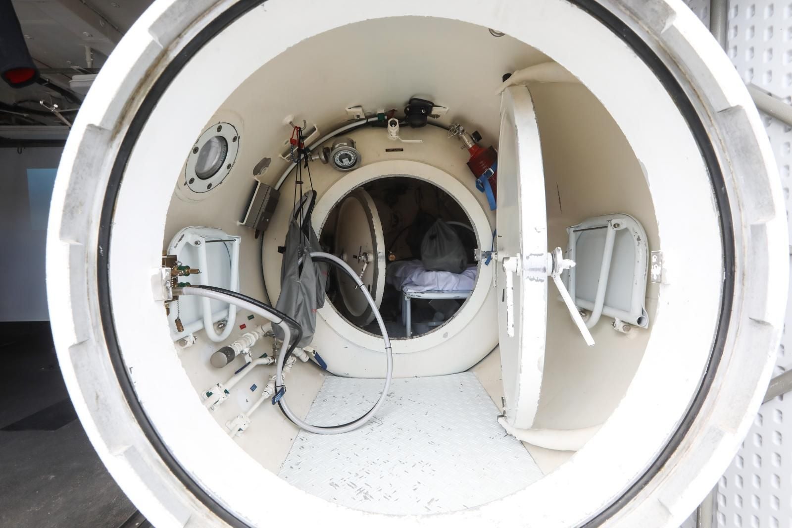 Los avilesinos se suben a bordo de los cazaminas de la Armada