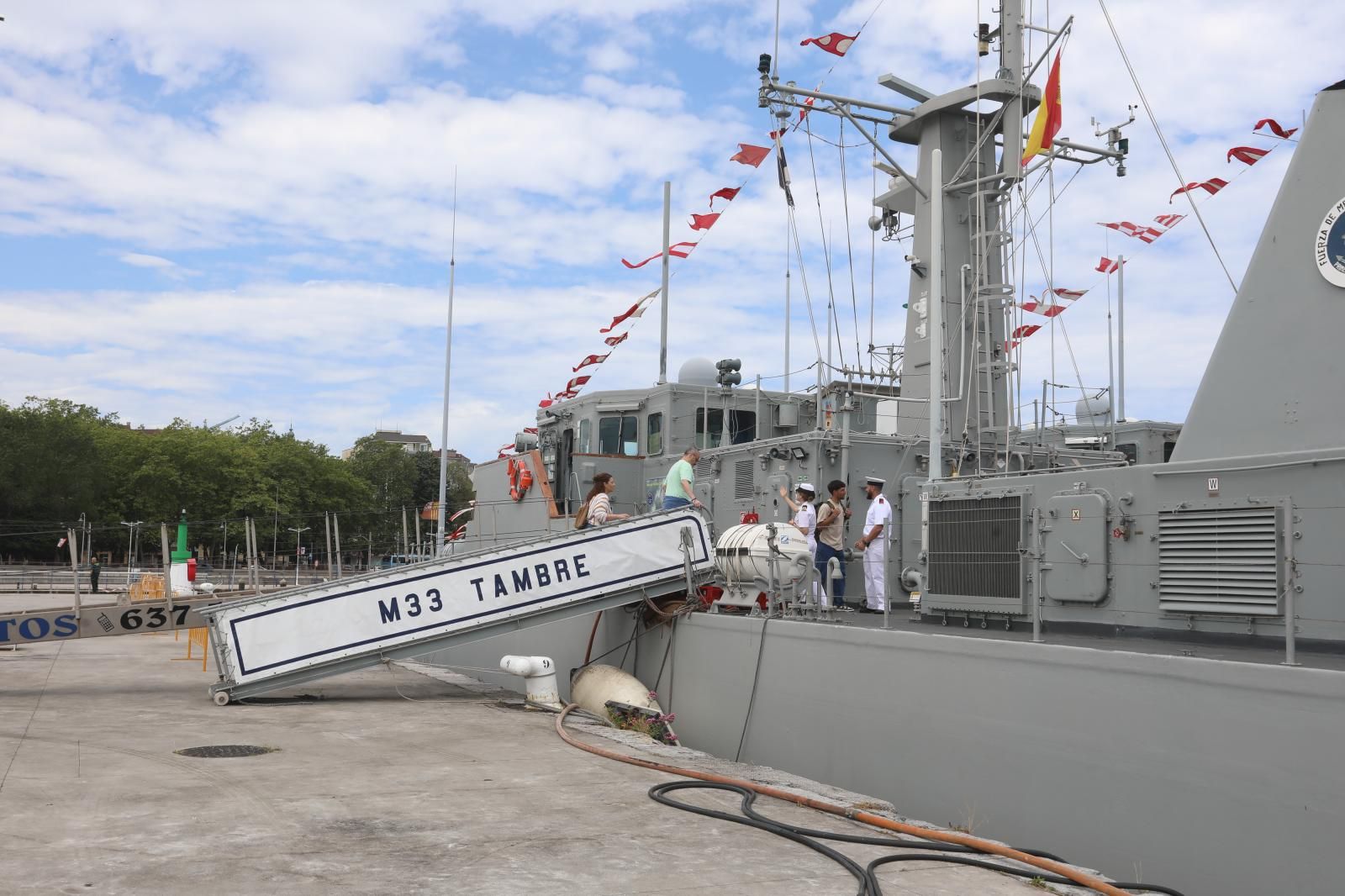 Los avilesinos se suben a bordo de los cazaminas de la Armada