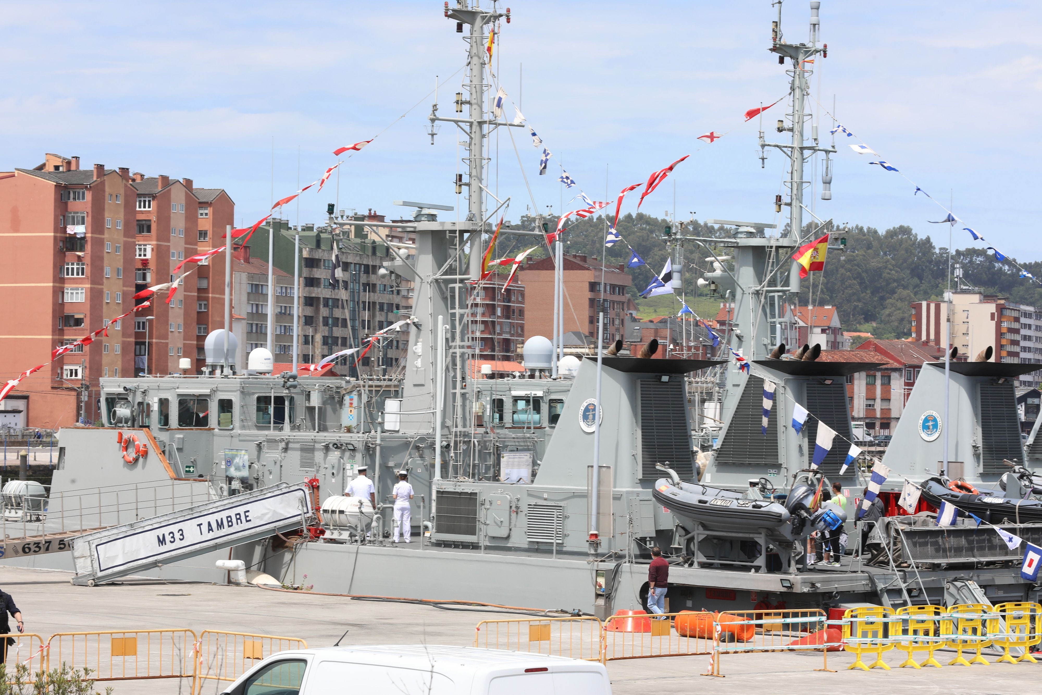 Los avilesinos se suben a bordo de los cazaminas de la Armada