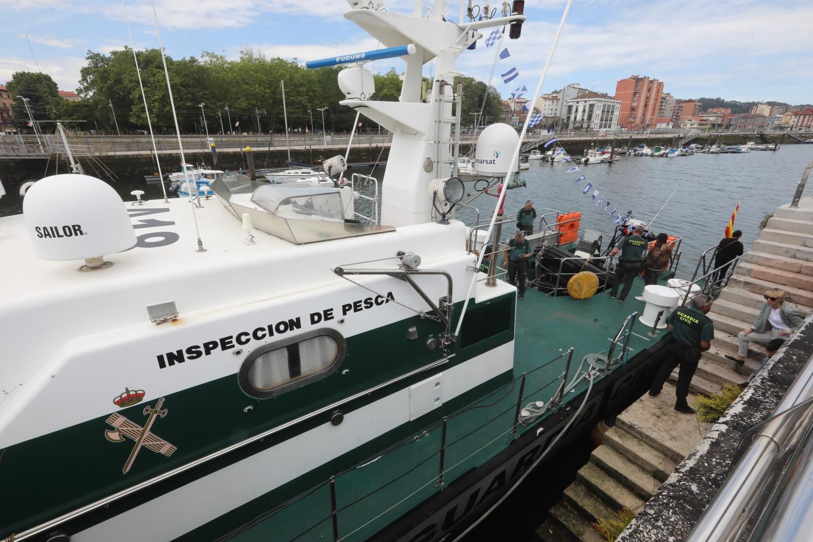 Los avilesinos se suben a bordo de los cazaminas de la Armada