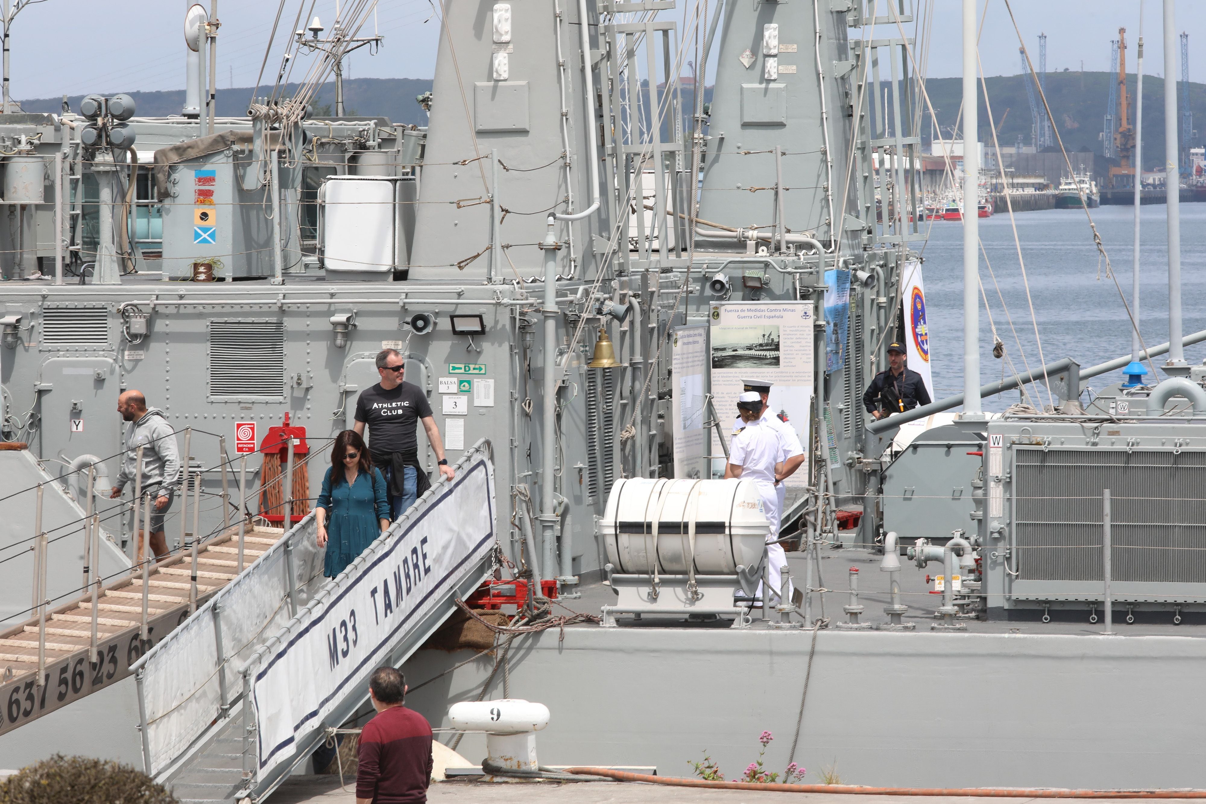 Los avilesinos se suben a bordo de los cazaminas de la Armada