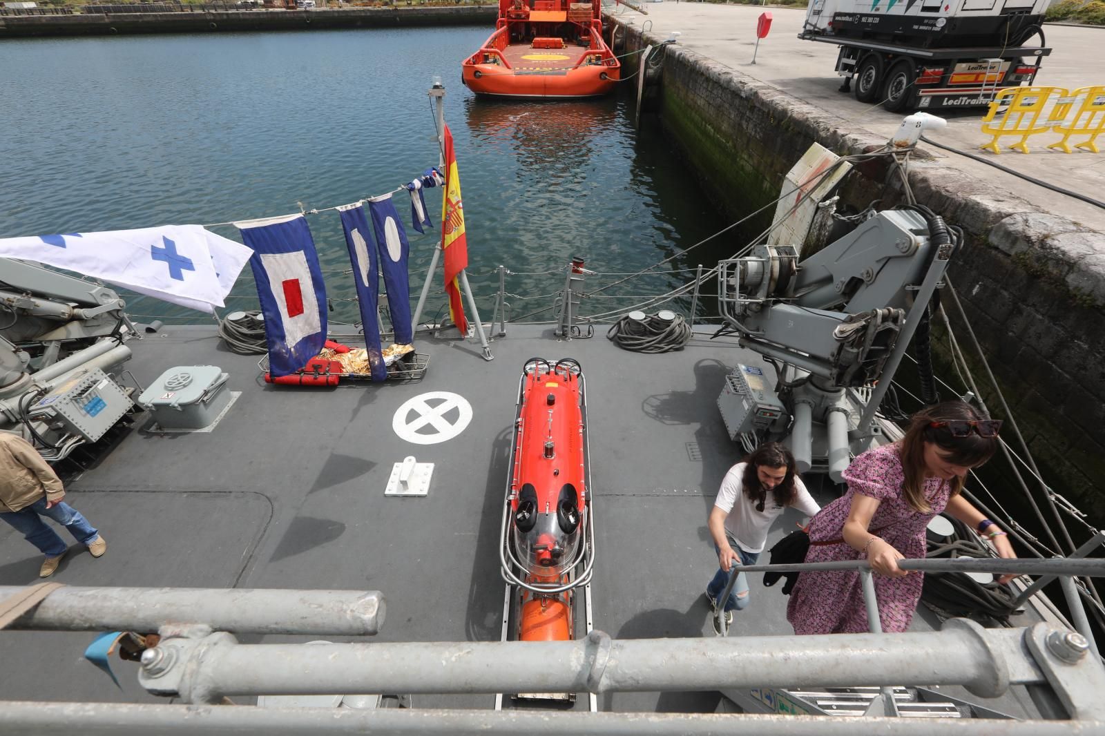 Los avilesinos se suben a bordo de los cazaminas de la Armada
