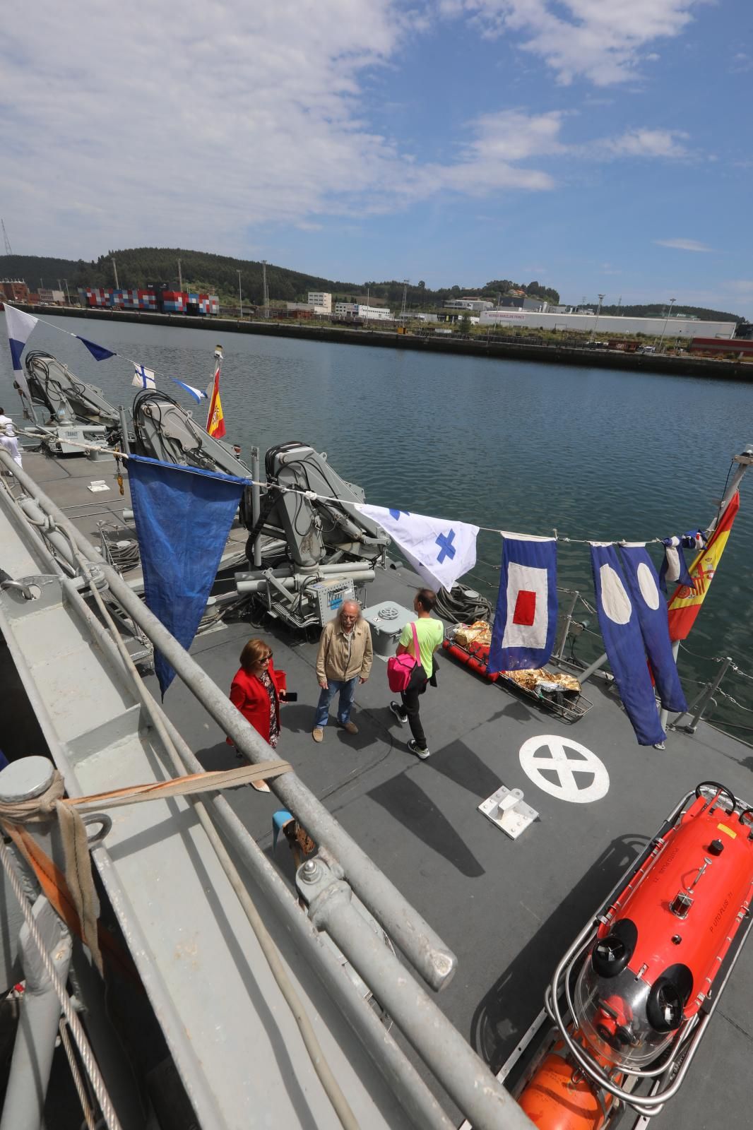 Los avilesinos se suben a bordo de los cazaminas de la Armada