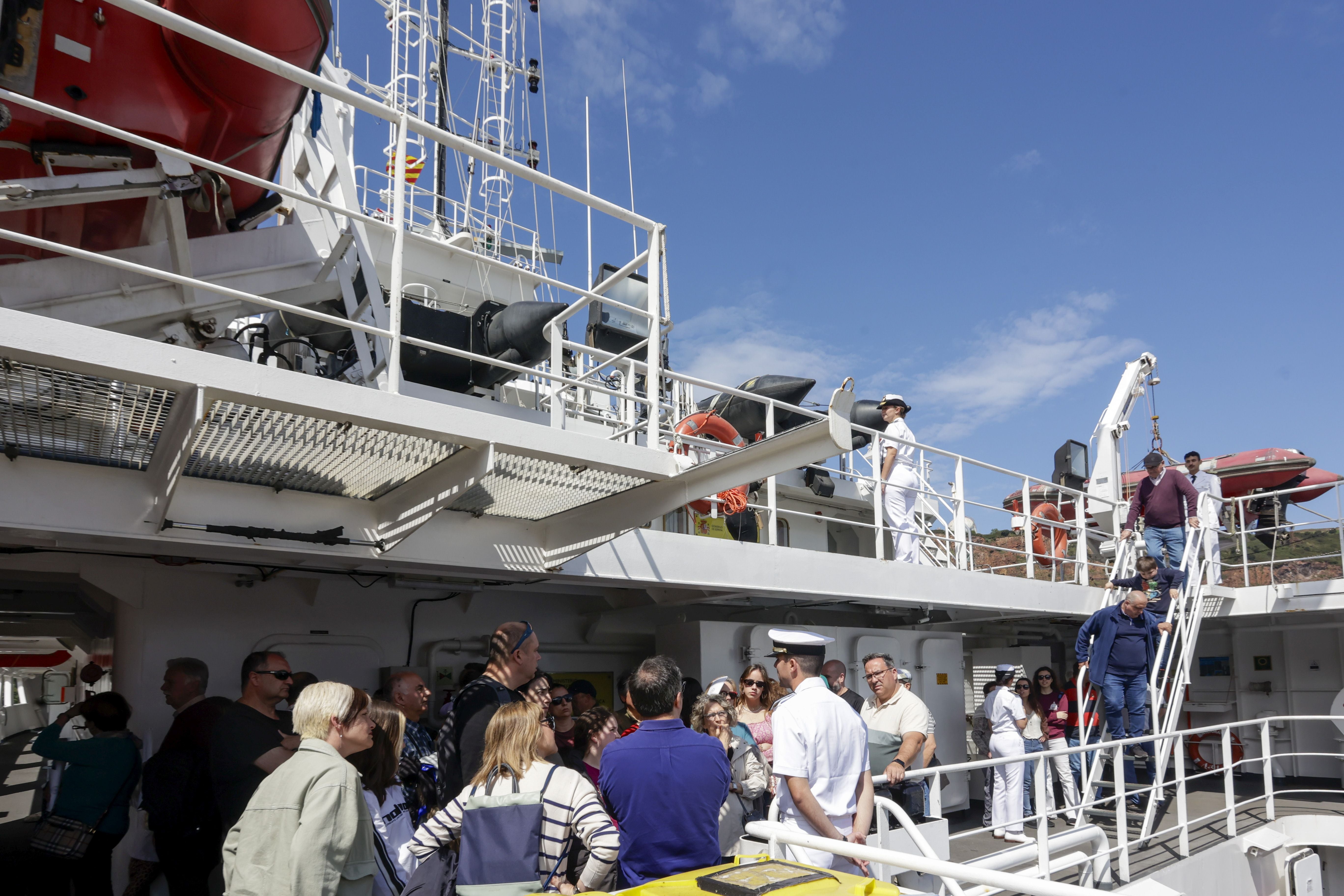 Nadie se quiere perder los buques de la Armada en Gijón