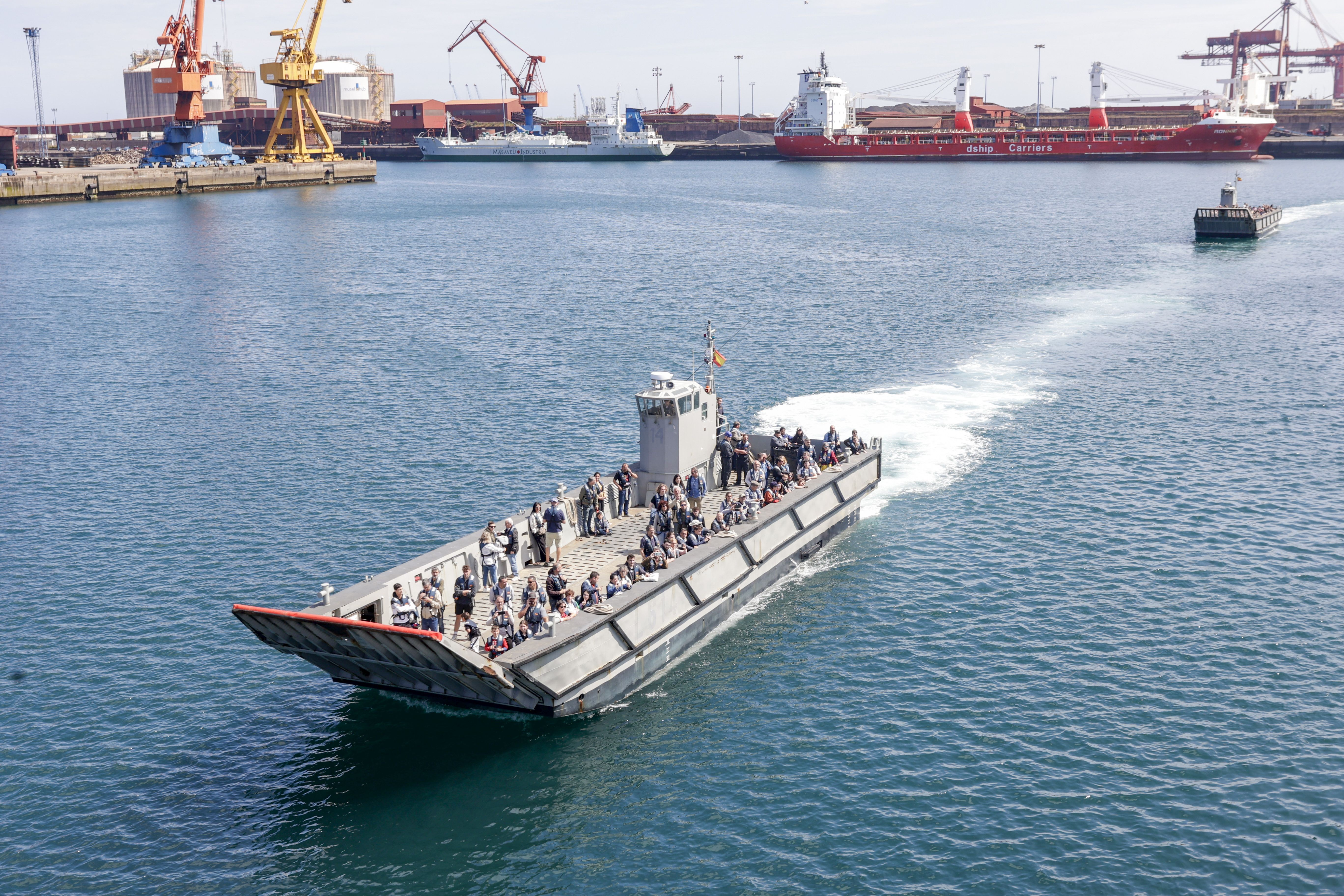 Nadie se quiere perder los buques de la Armada en Gijón