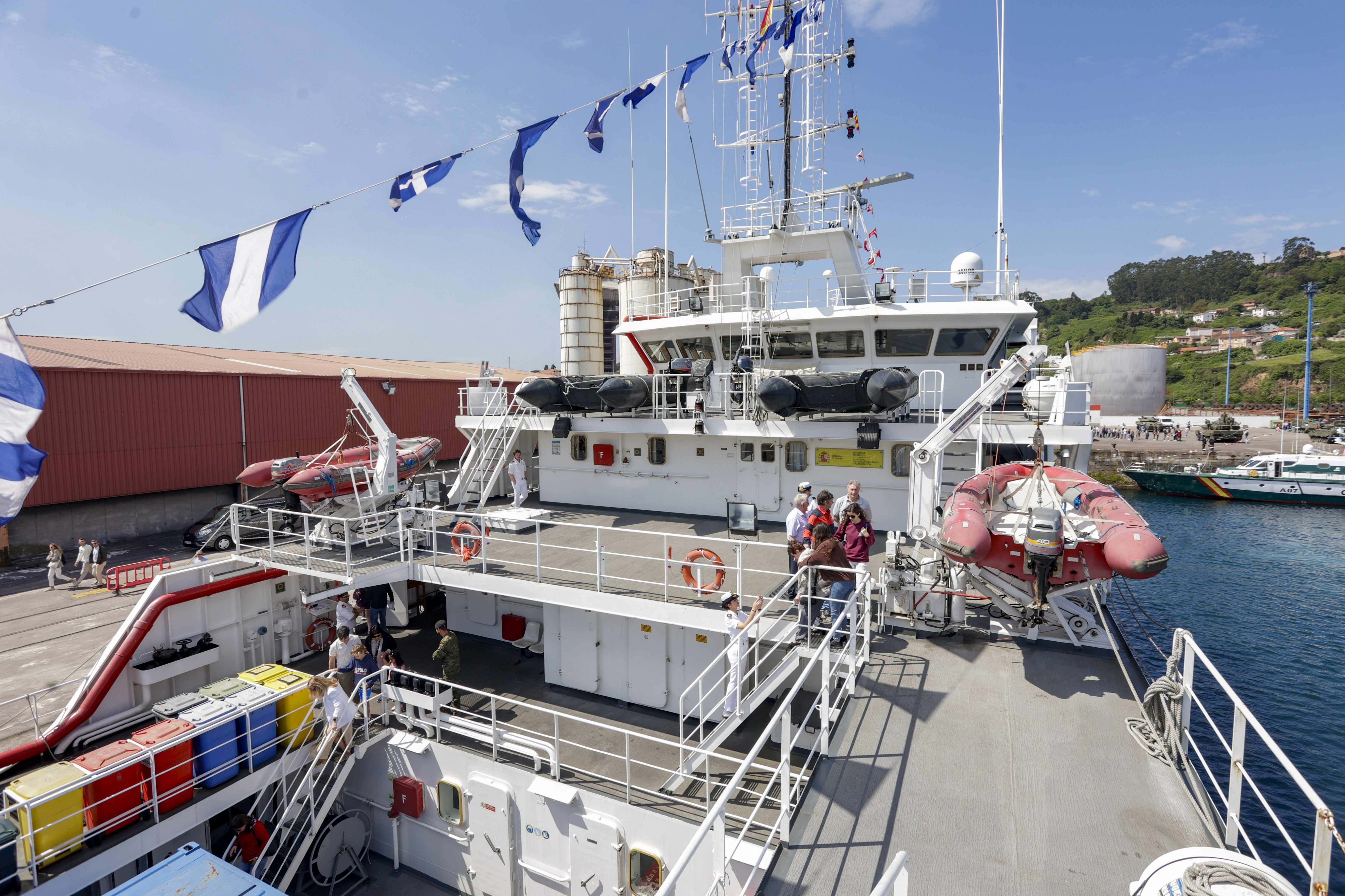 Nadie se quiere perder los buques de la Armada en Gijón