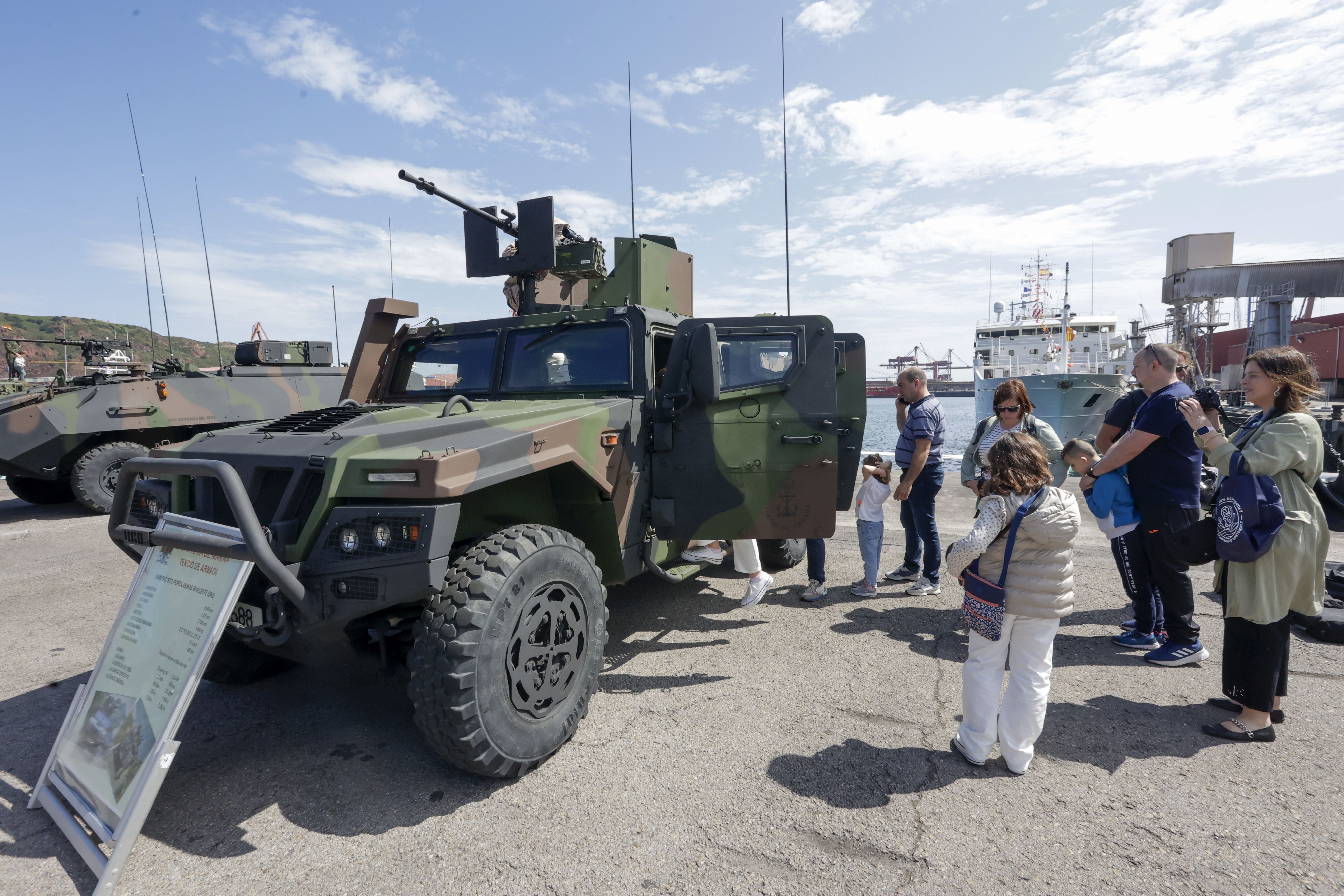 Nadie se quiere perder los buques de la Armada en Gijón