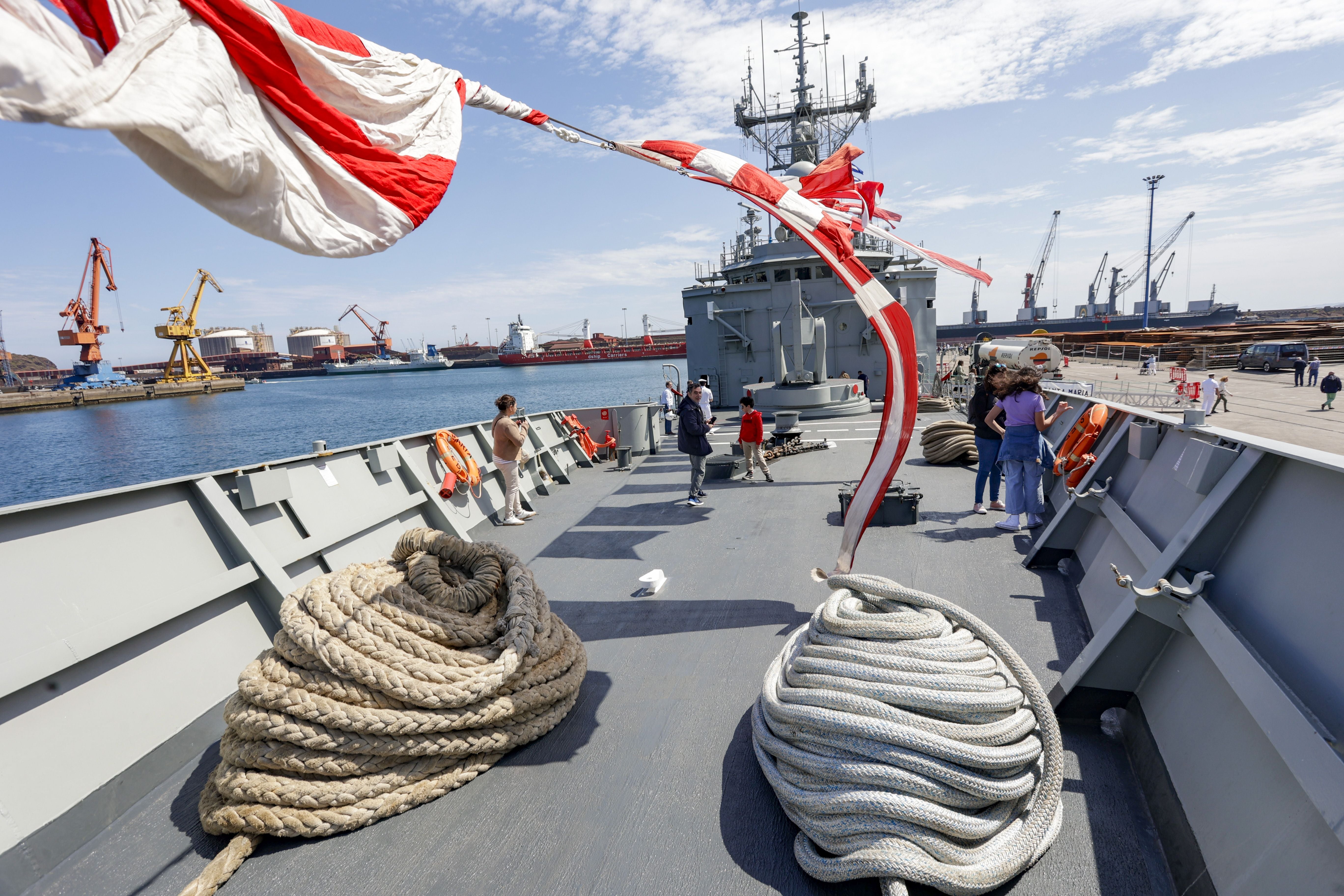 Nadie se quiere perder los buques de la Armada en Gijón