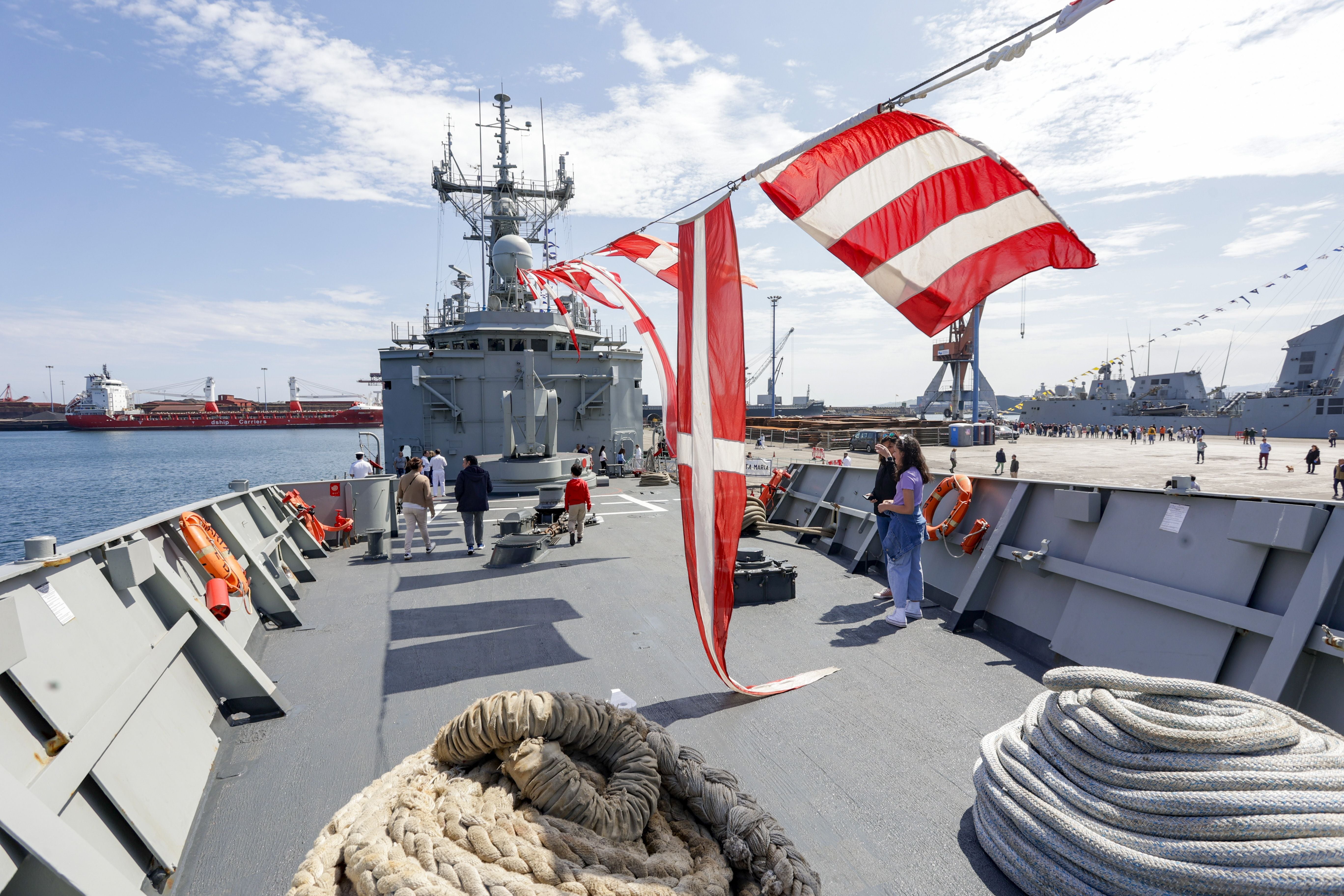 Nadie se quiere perder los buques de la Armada en Gijón