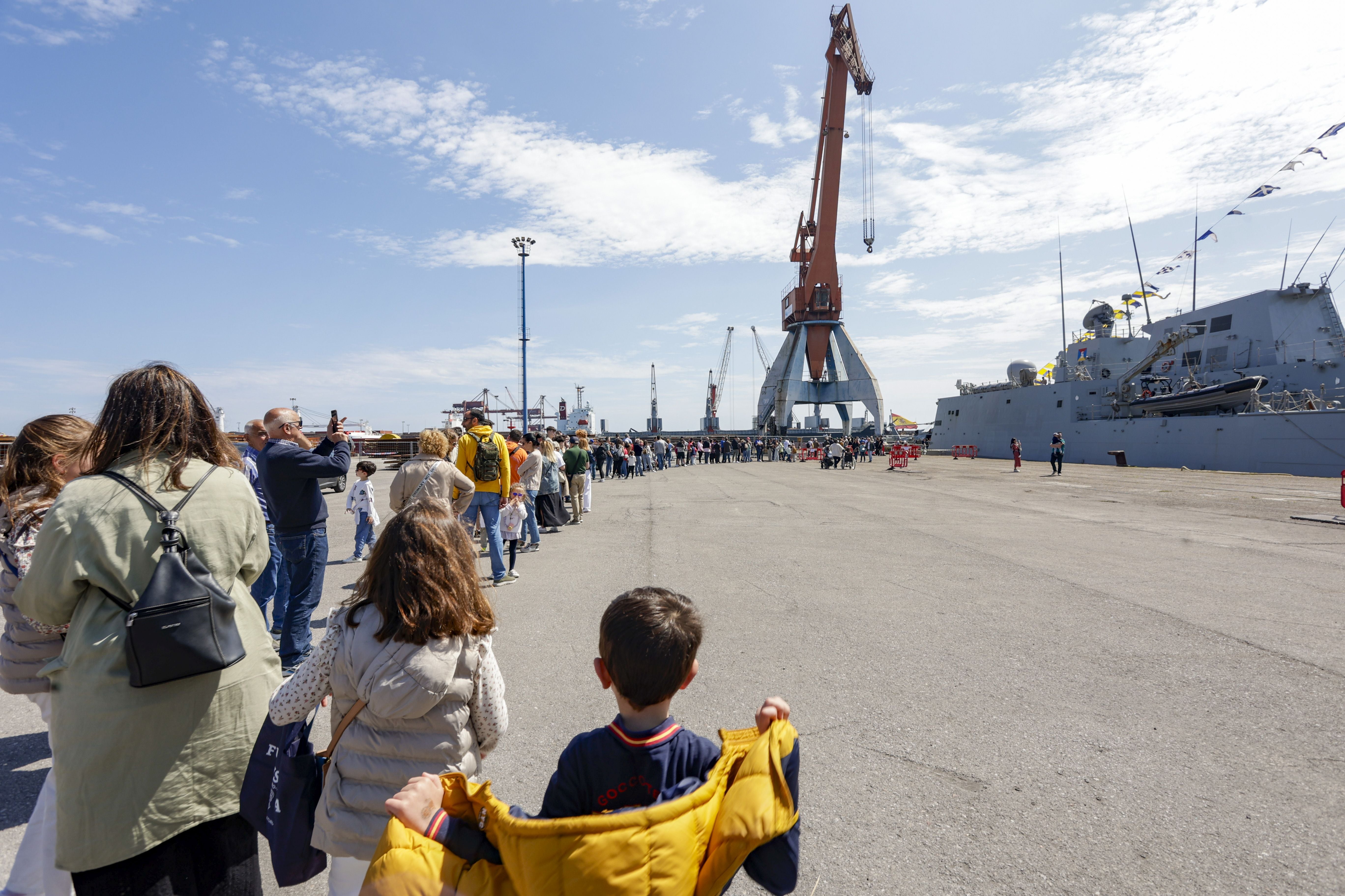 Nadie se quiere perder los buques de la Armada en Gijón