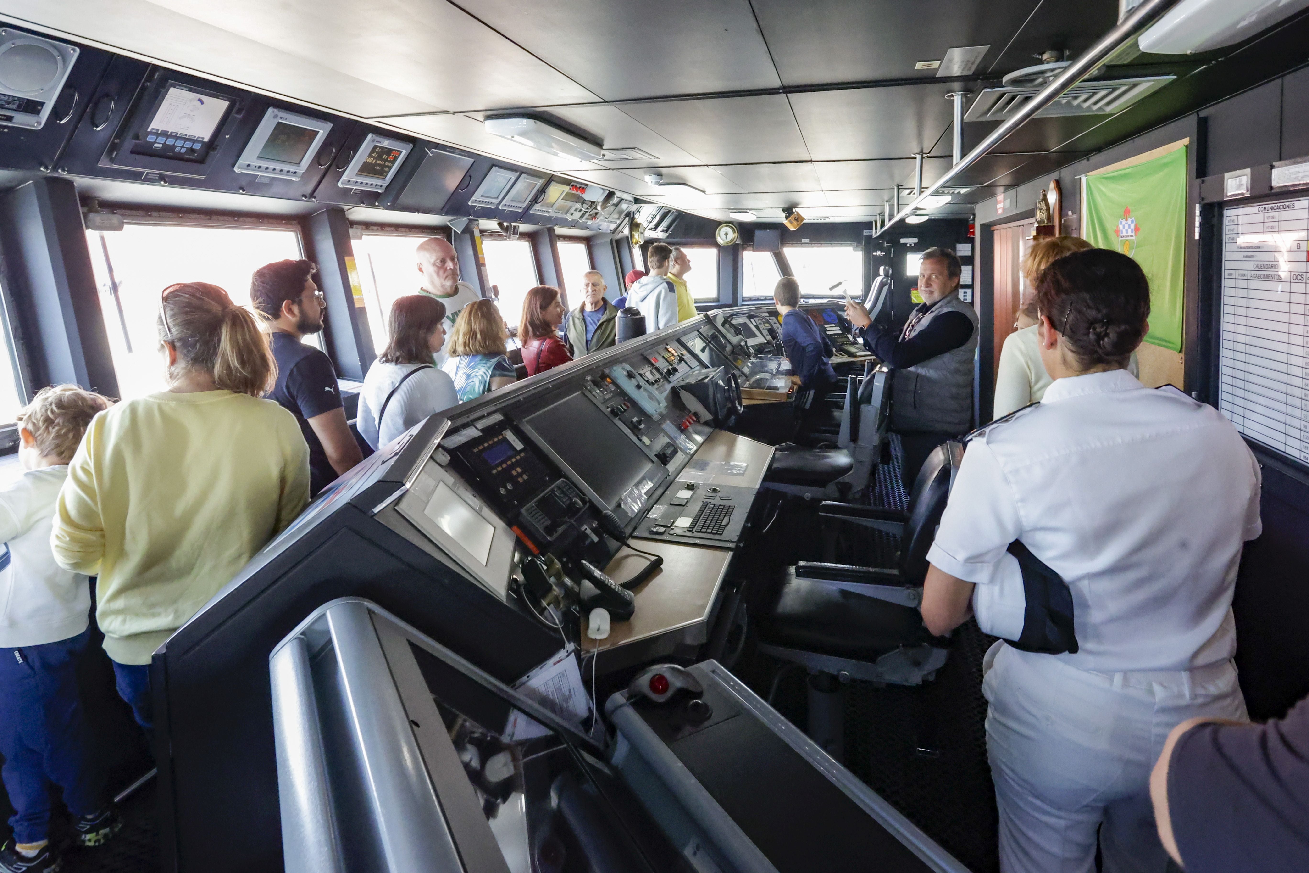 Nadie se quiere perder los buques de la Armada en Gijón