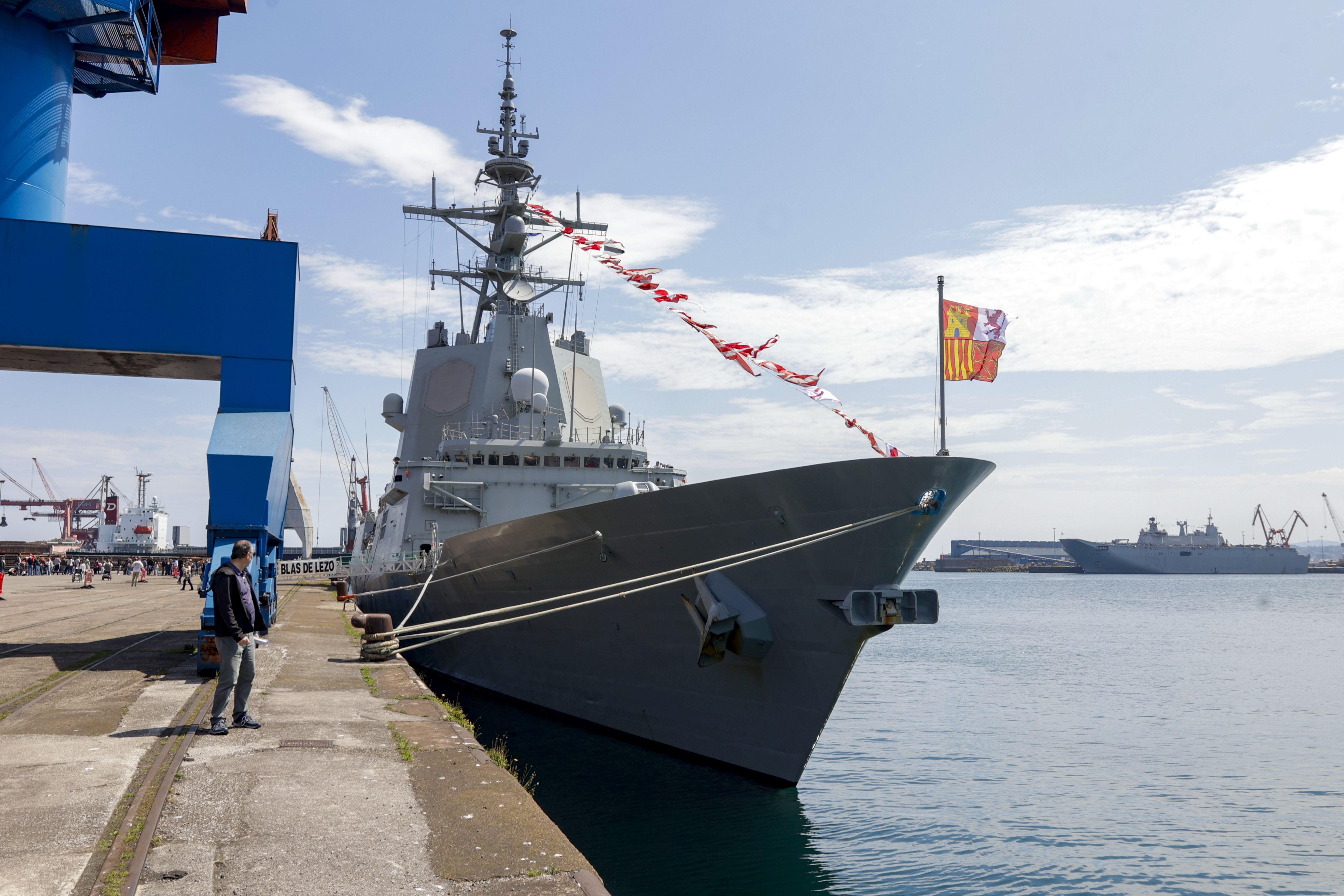 Nadie se quiere perder los buques de la Armada en Gijón