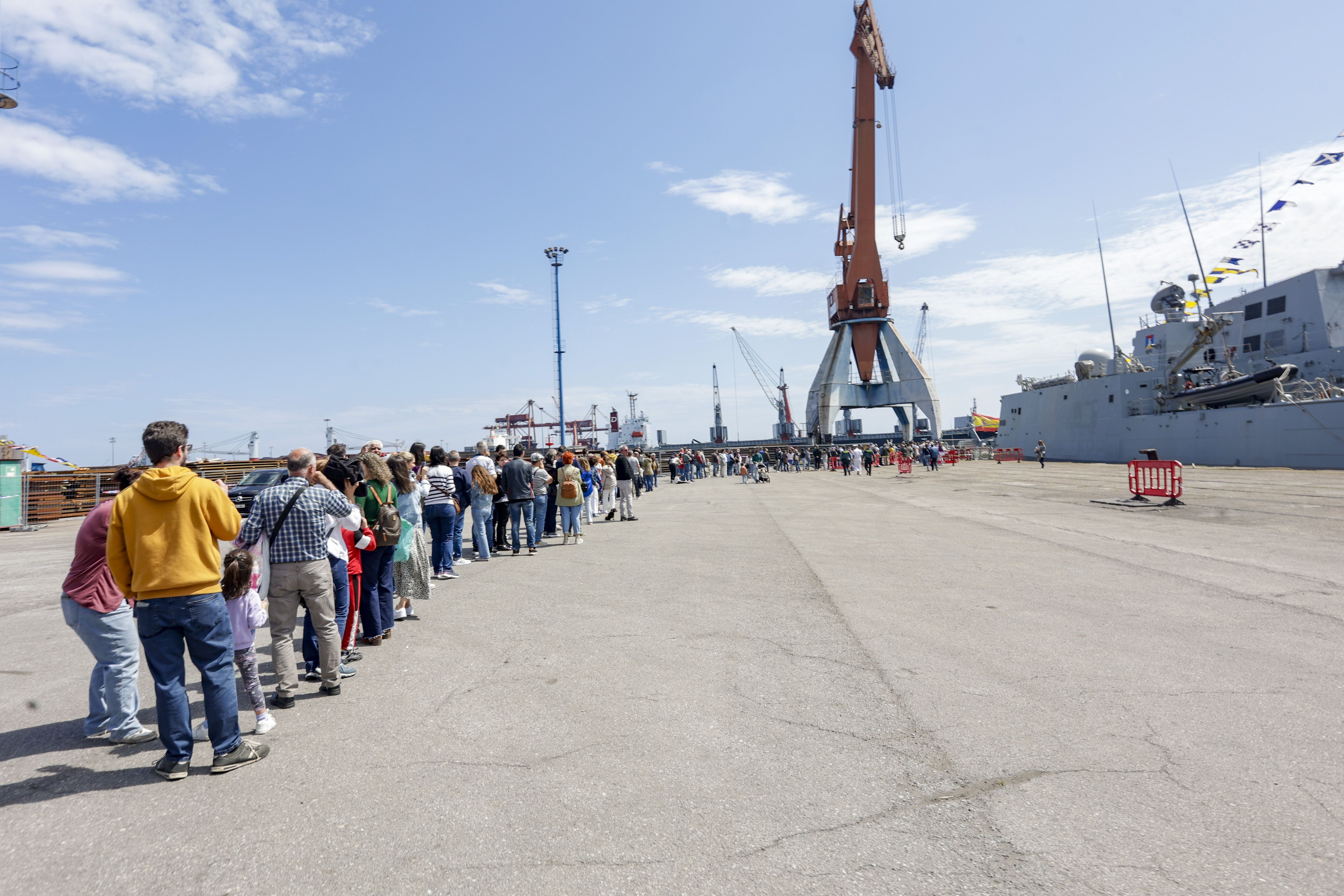 Nadie se quiere perder los buques de la Armada en Gijón