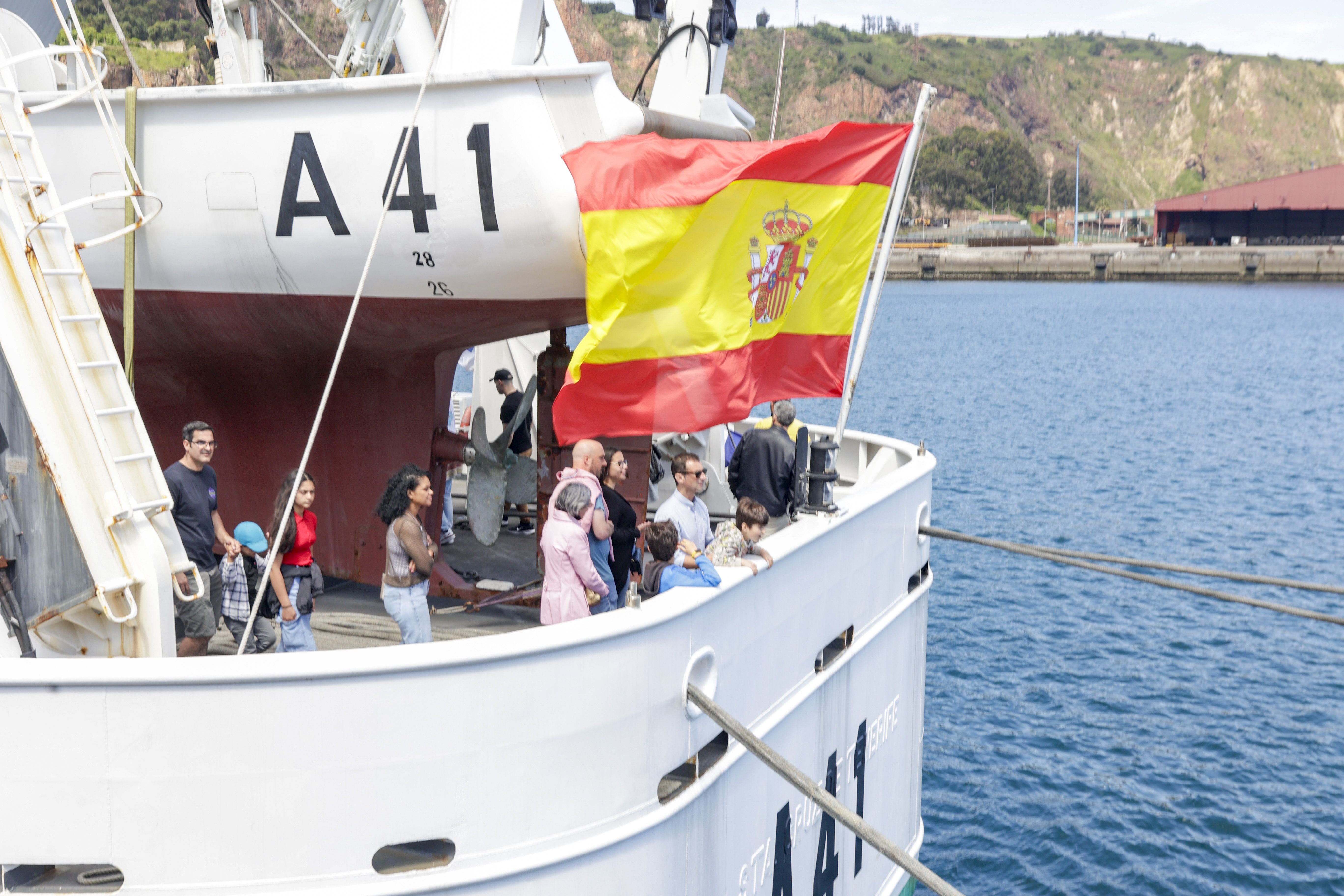 Nadie se quiere perder los buques de la Armada en Gijón