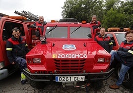 Tito Fernández, el tercero, con otros compañeros de los bomberos voluntarios de Trubia.