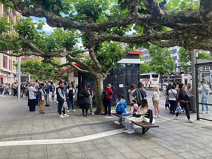 El furor por las Fuerzas Armadas provoca largas colas para coger el autobús hasta El Musel