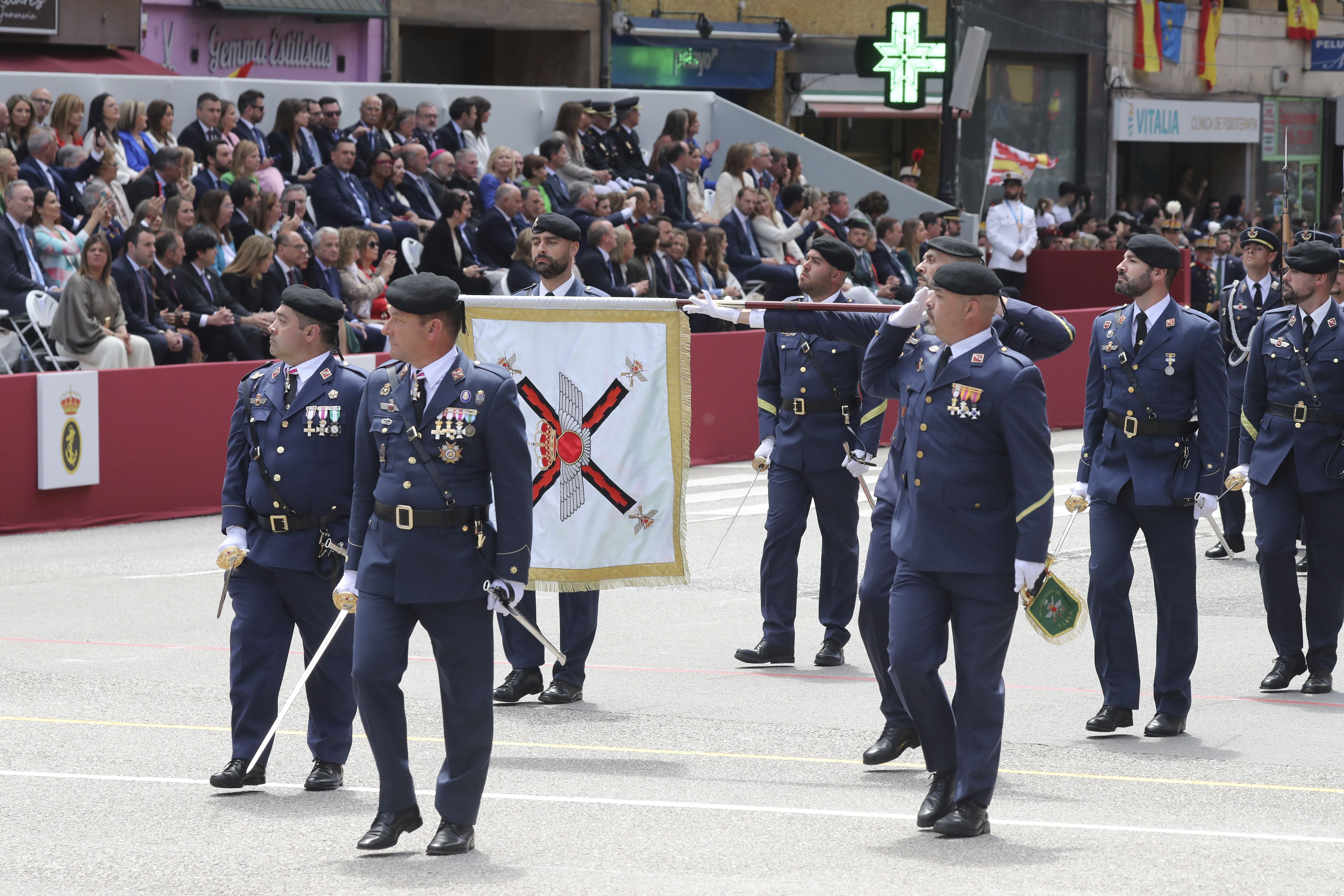 Magnífico desfile militar en un Oviedo hasta la bandera