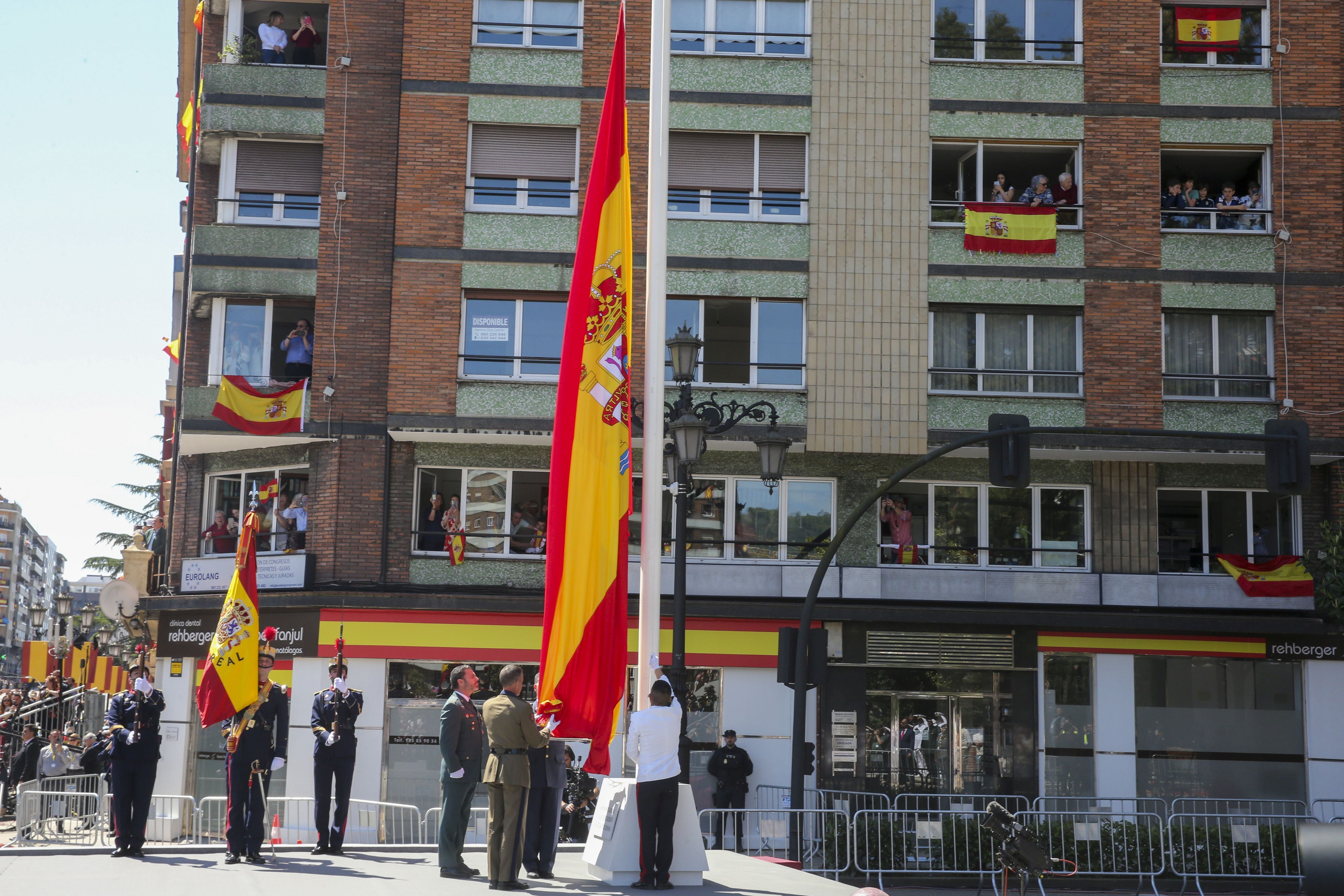 Magnífico desfile militar en un Oviedo hasta la bandera