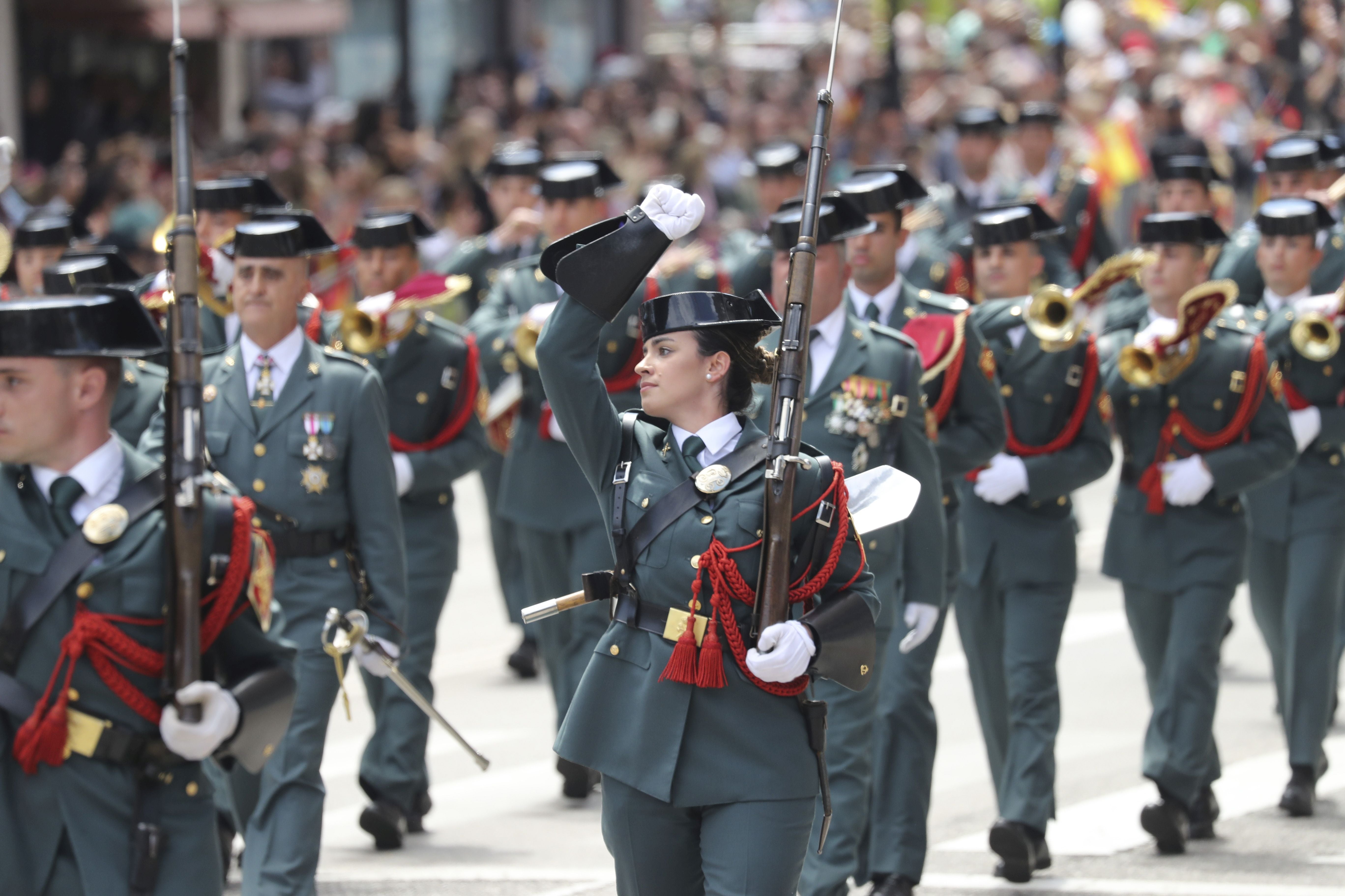 Magnífico desfile militar en un Oviedo hasta la bandera