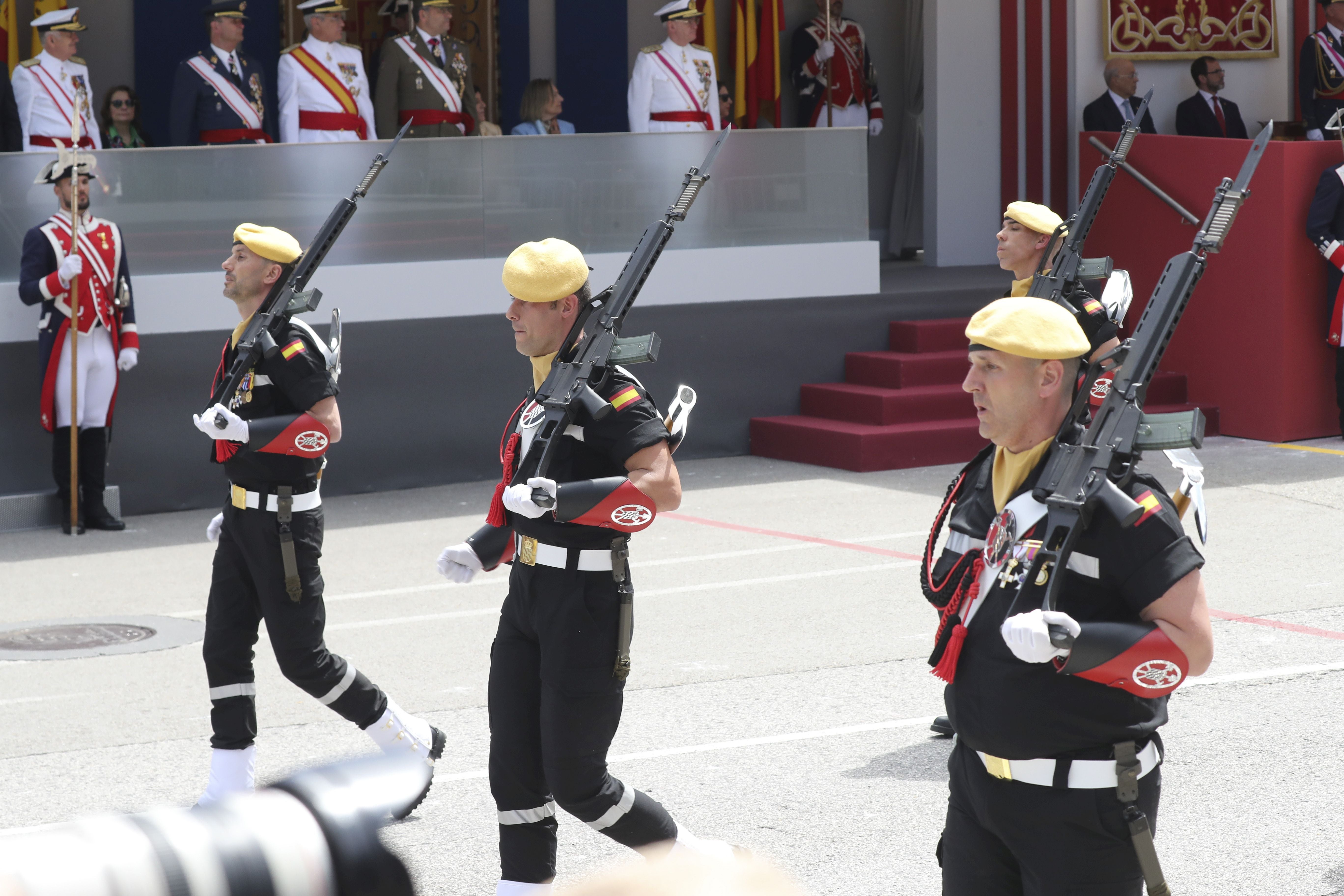 Magnífico desfile militar en un Oviedo hasta la bandera