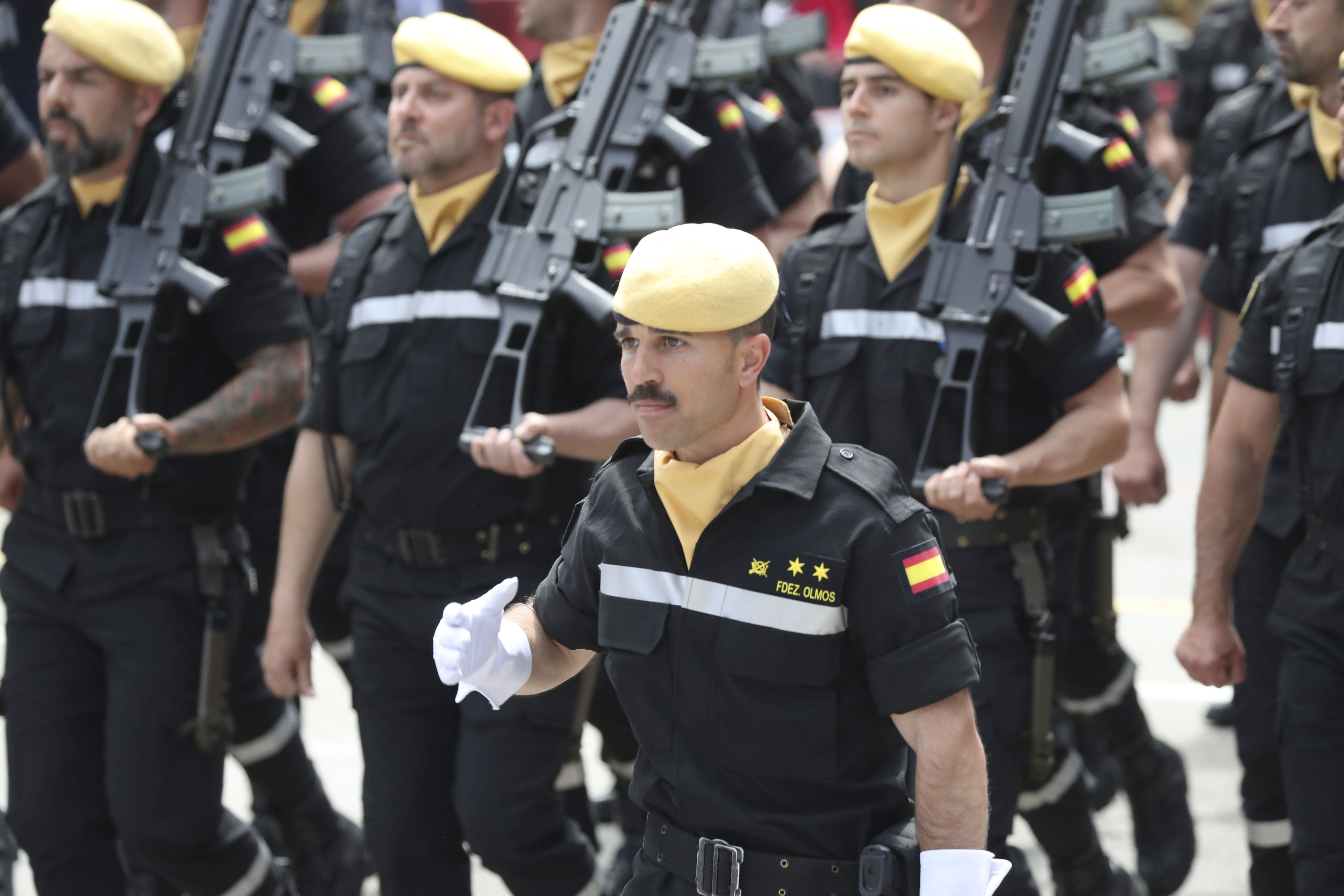 Magnífico desfile militar en un Oviedo hasta la bandera