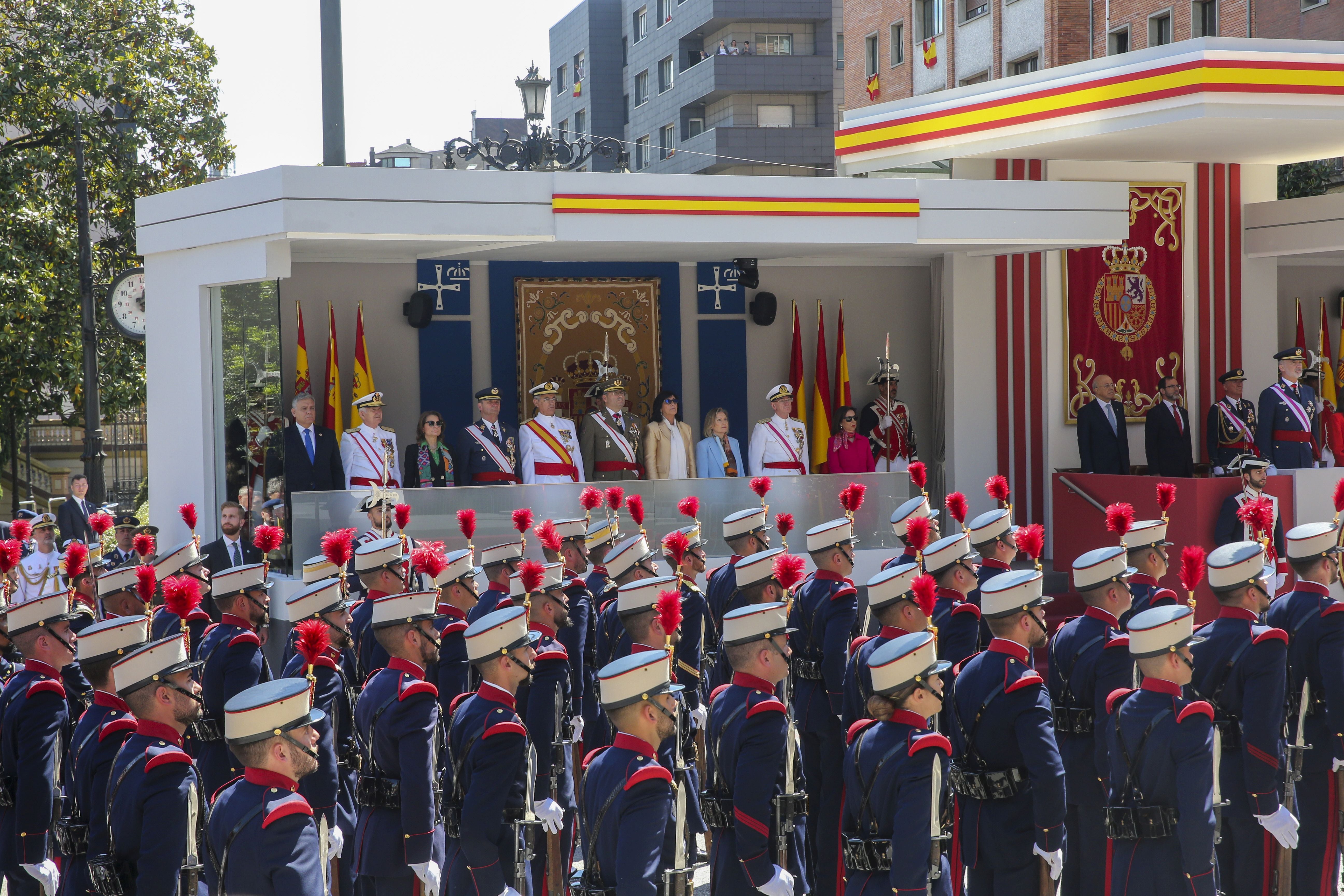 Magnífico desfile militar en un Oviedo hasta la bandera