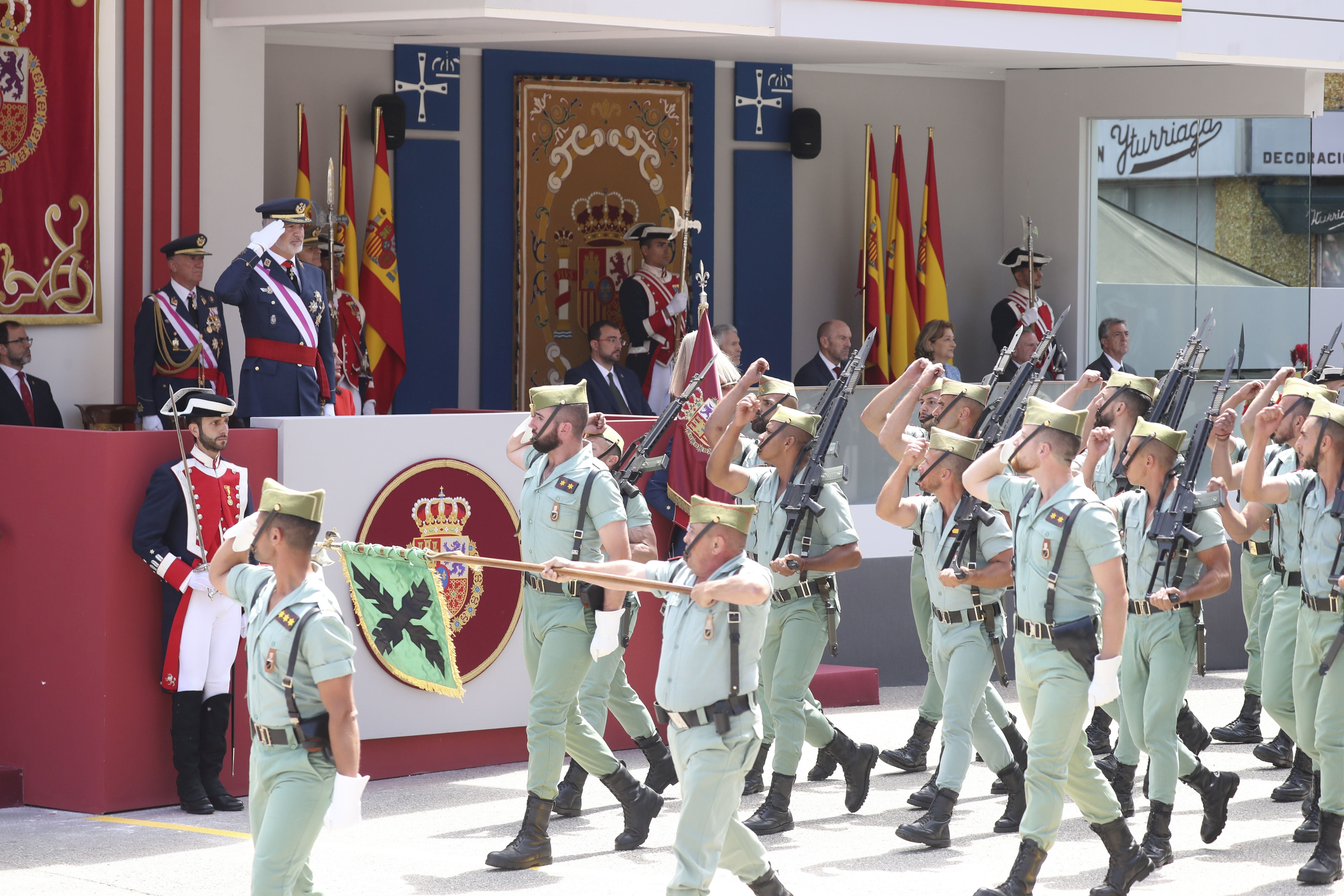 Magnífico desfile militar en un Oviedo hasta la bandera