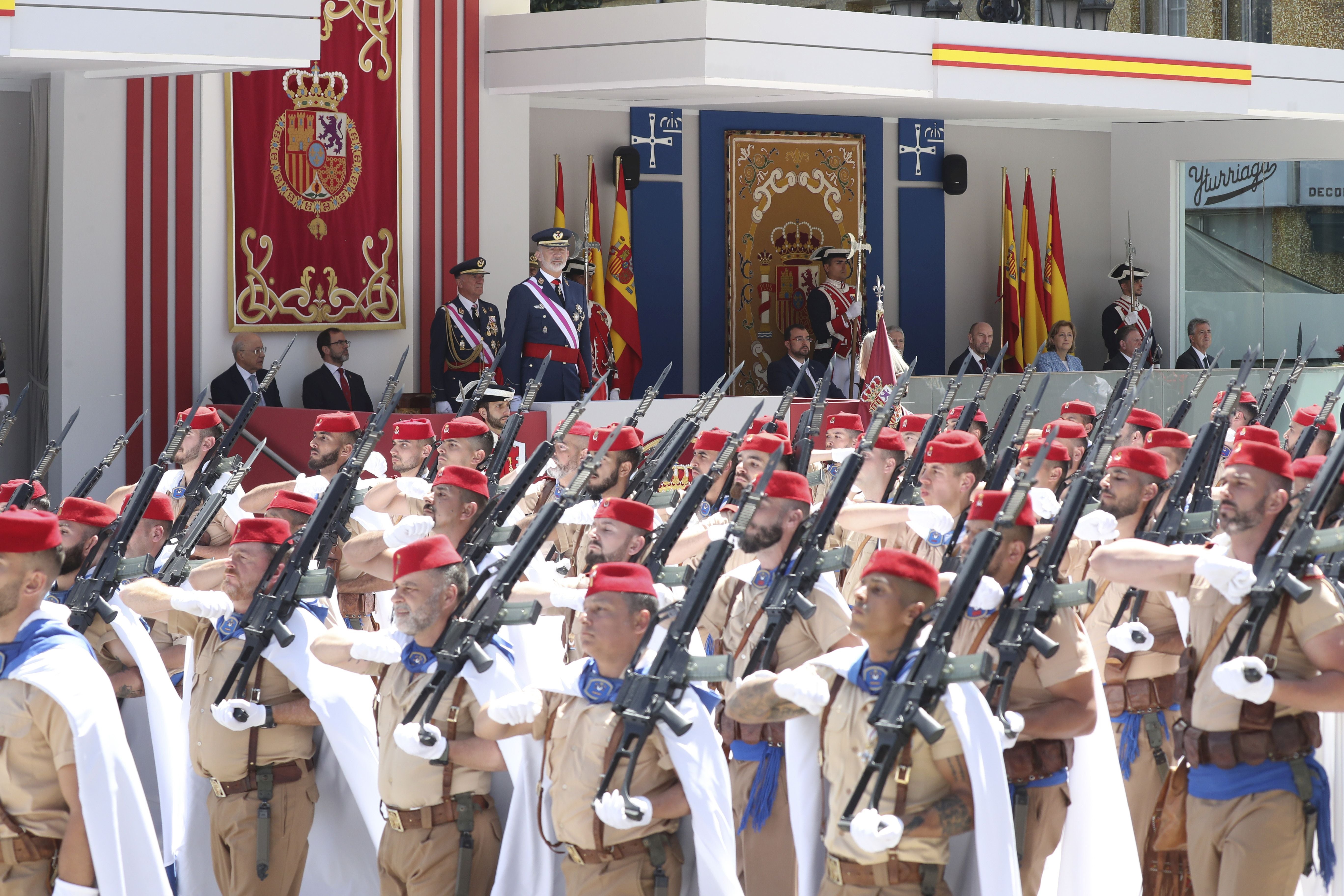 Magnífico desfile militar en un Oviedo hasta la bandera