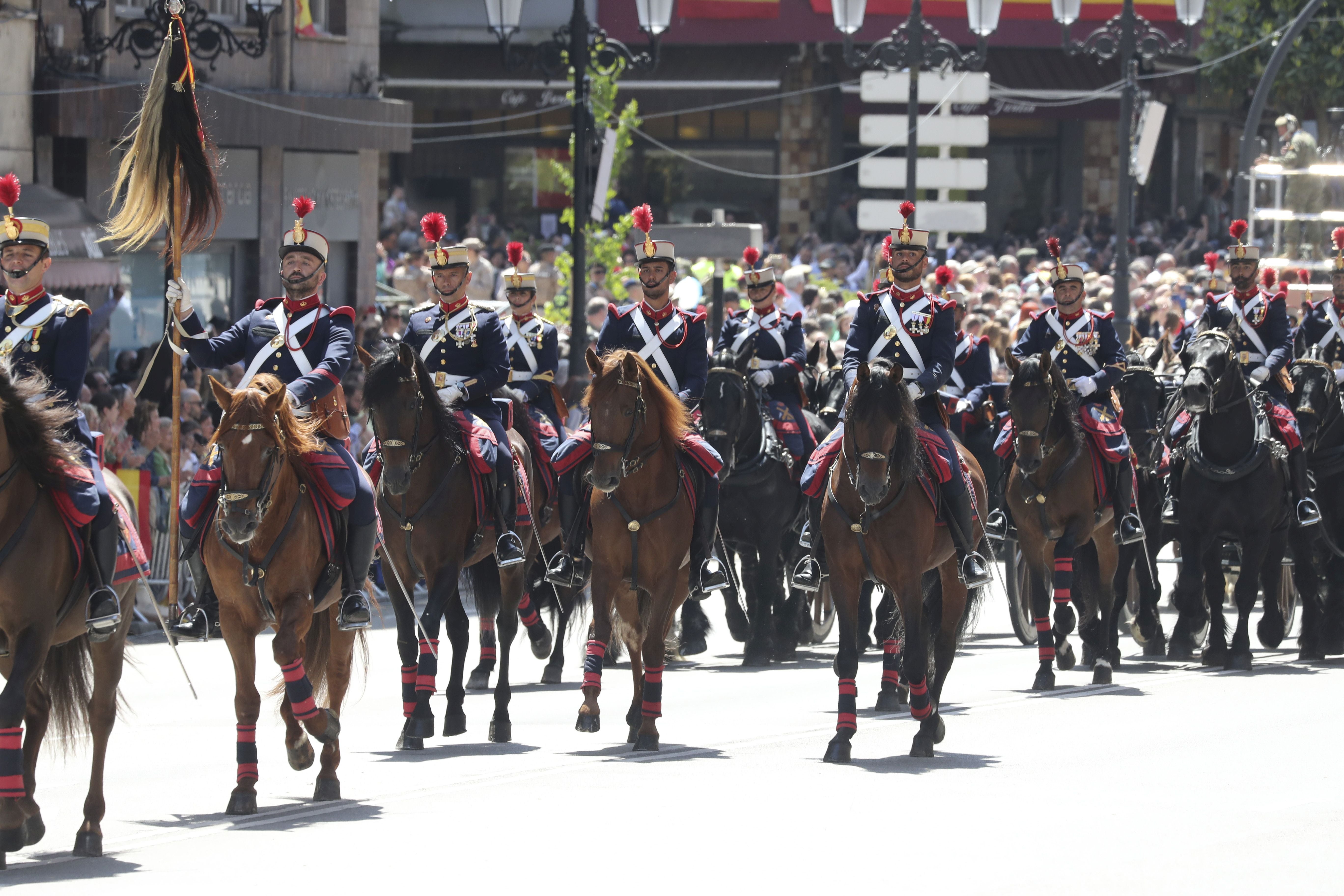 Magnífico desfile militar en un Oviedo hasta la bandera