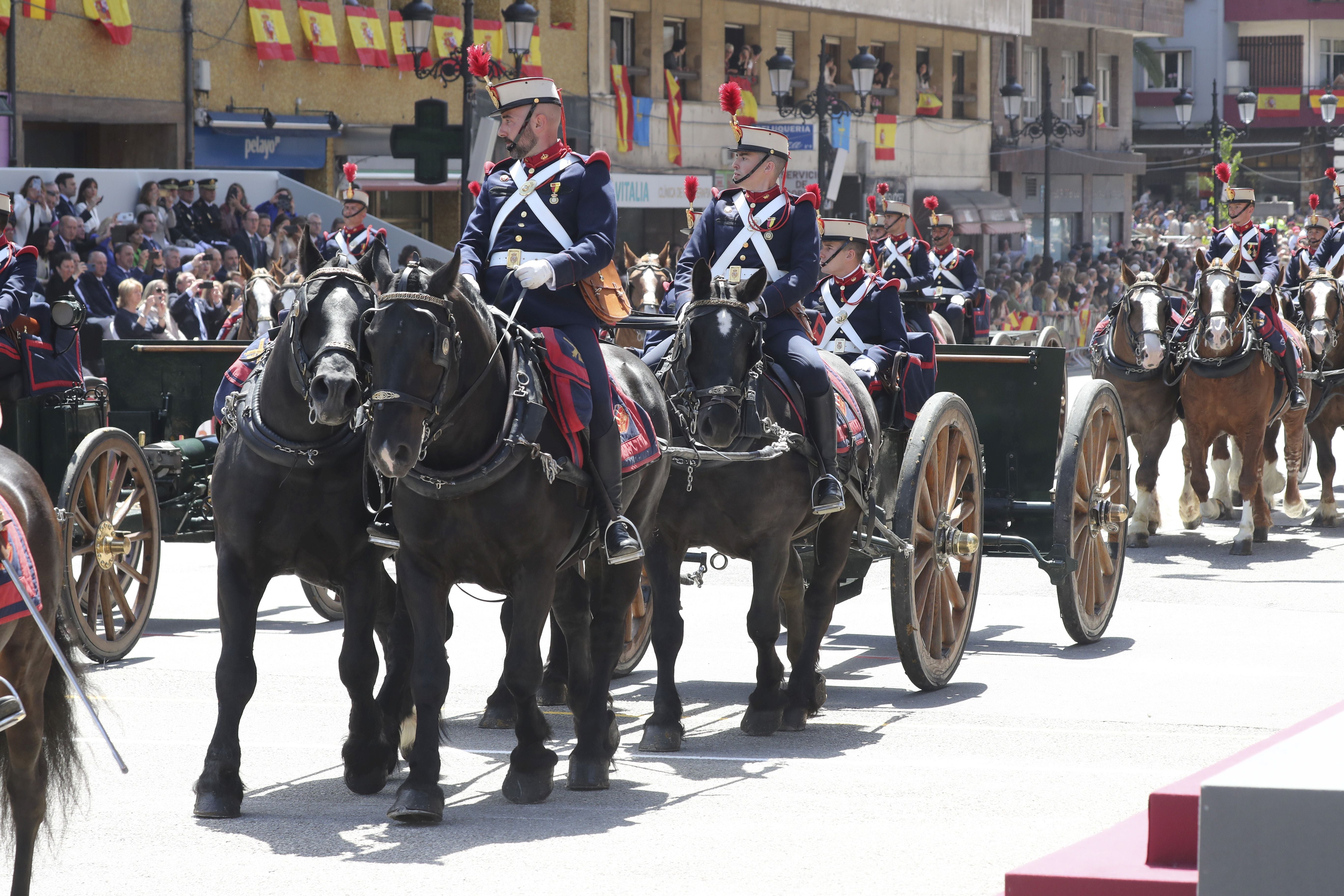 Magnífico desfile militar en un Oviedo hasta la bandera