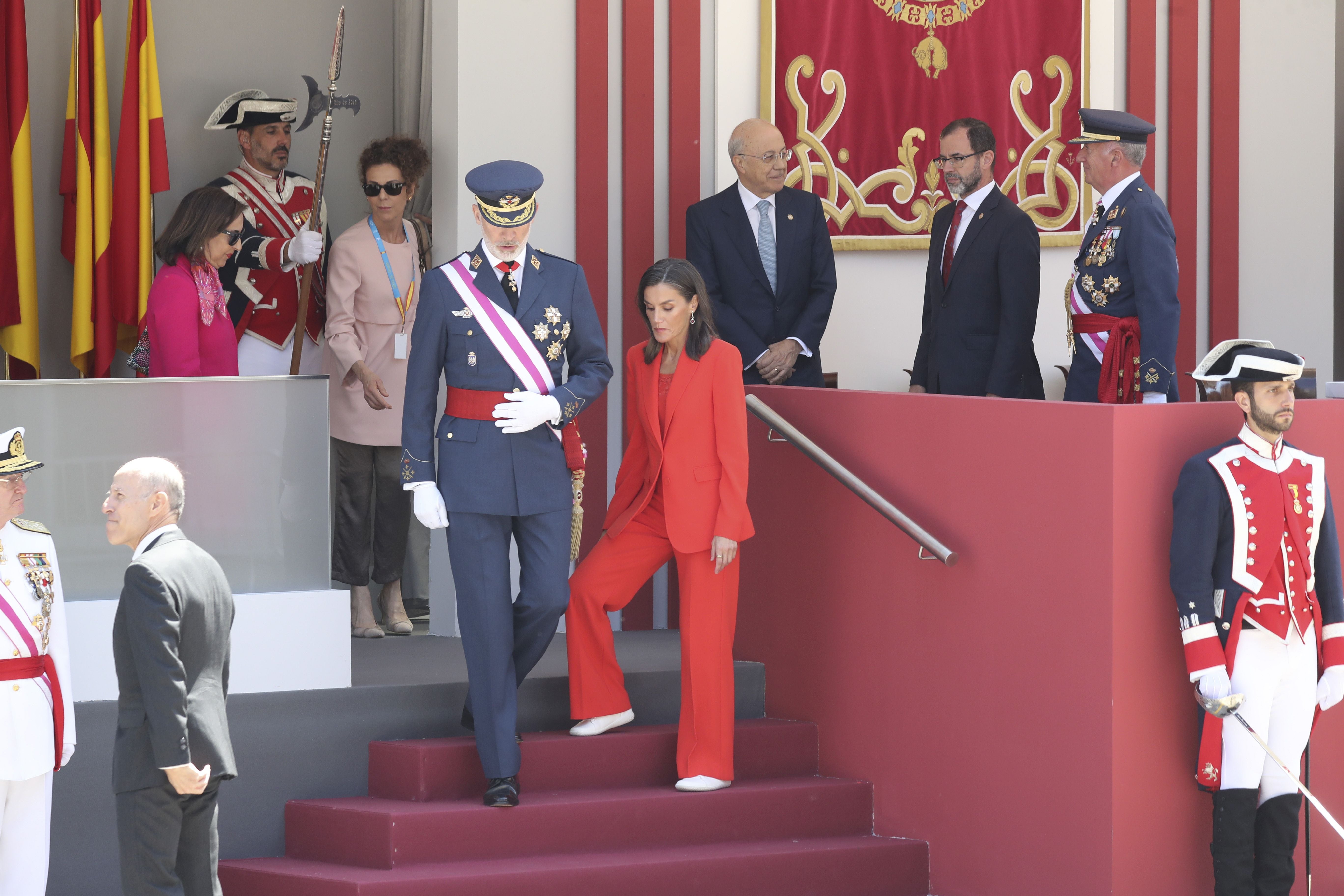 Magnífico desfile militar en un Oviedo hasta la bandera