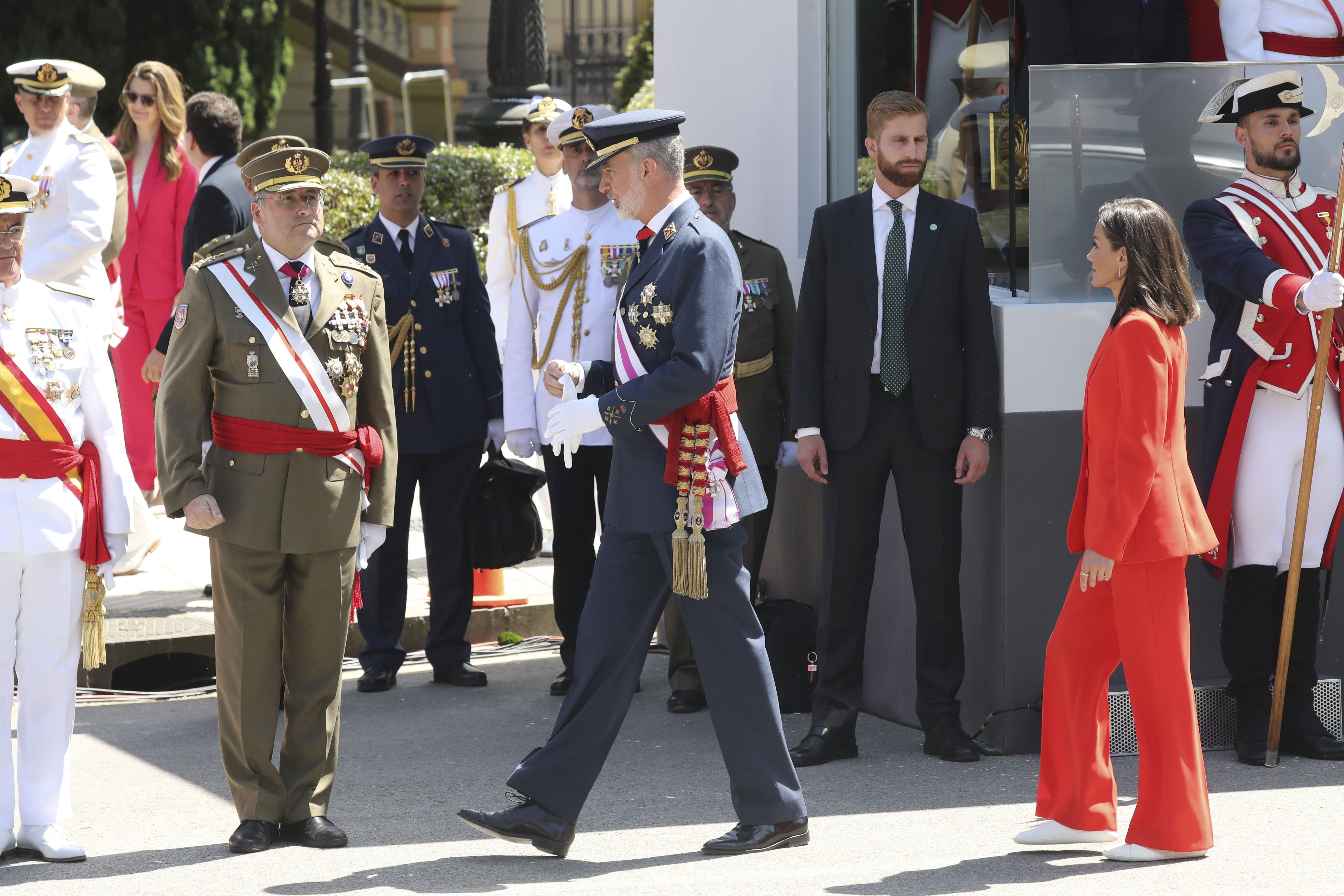 Magnífico desfile militar en un Oviedo hasta la bandera