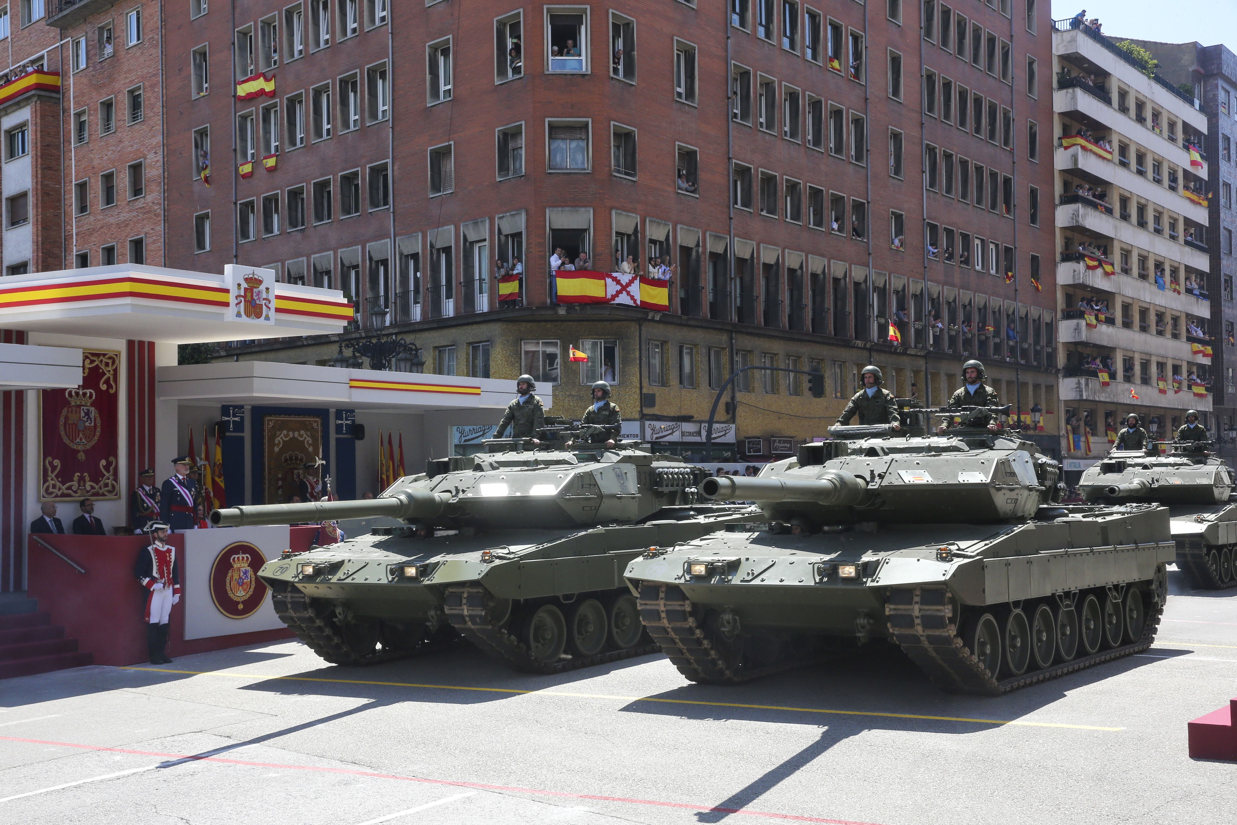 Magnífico desfile militar en un Oviedo hasta la bandera