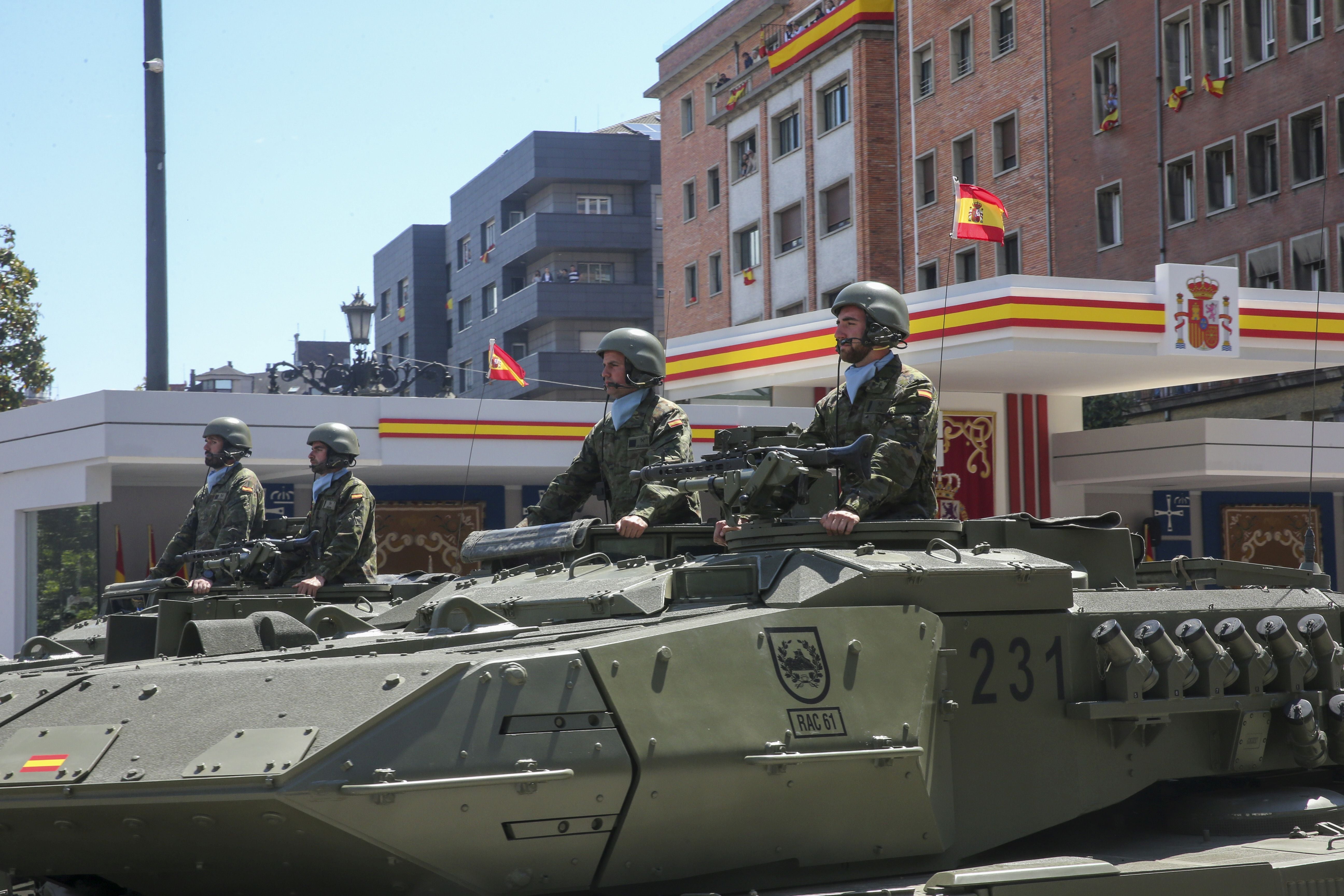 Magnífico desfile militar en un Oviedo hasta la bandera