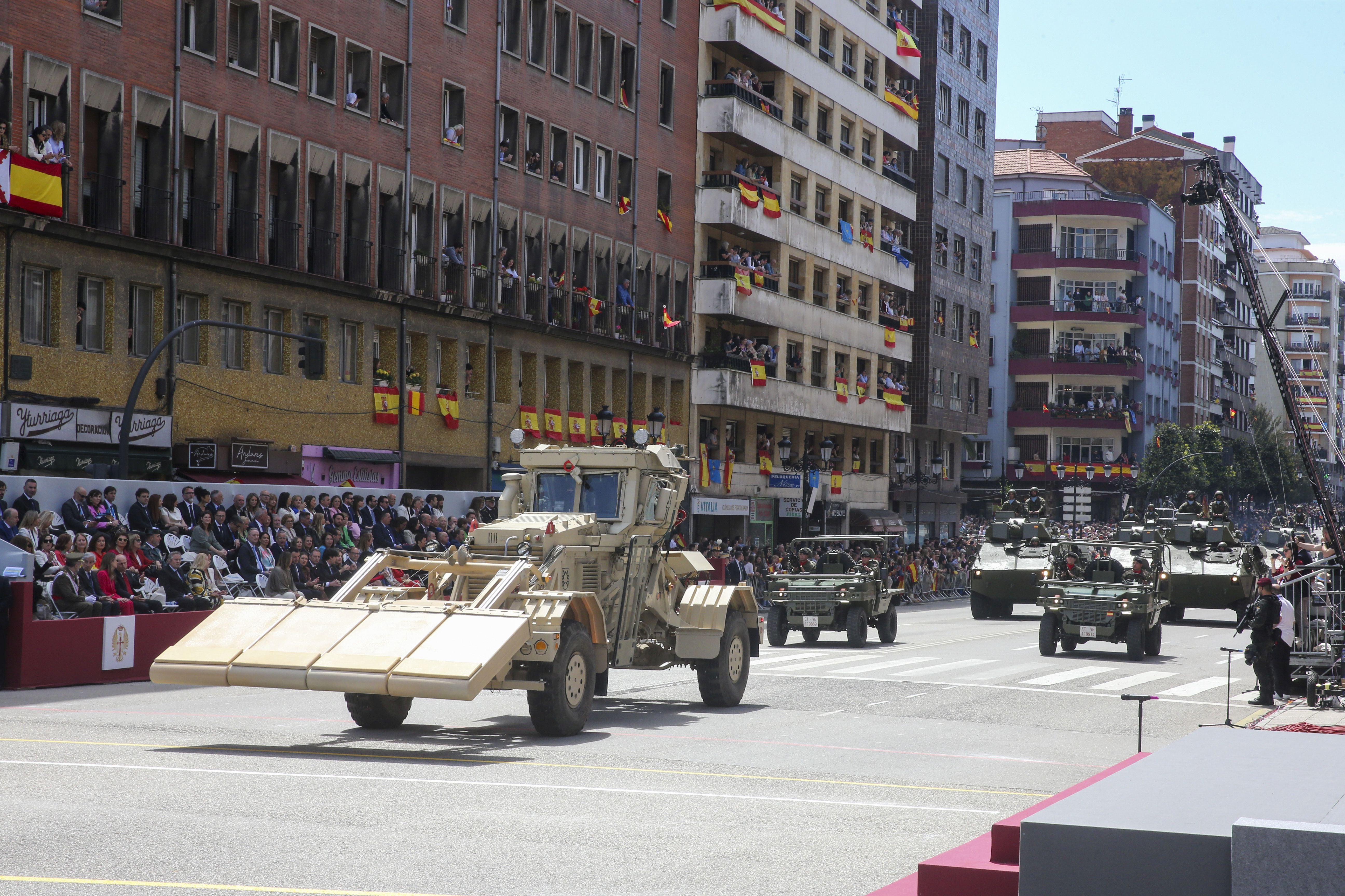 Magnífico desfile militar en un Oviedo hasta la bandera