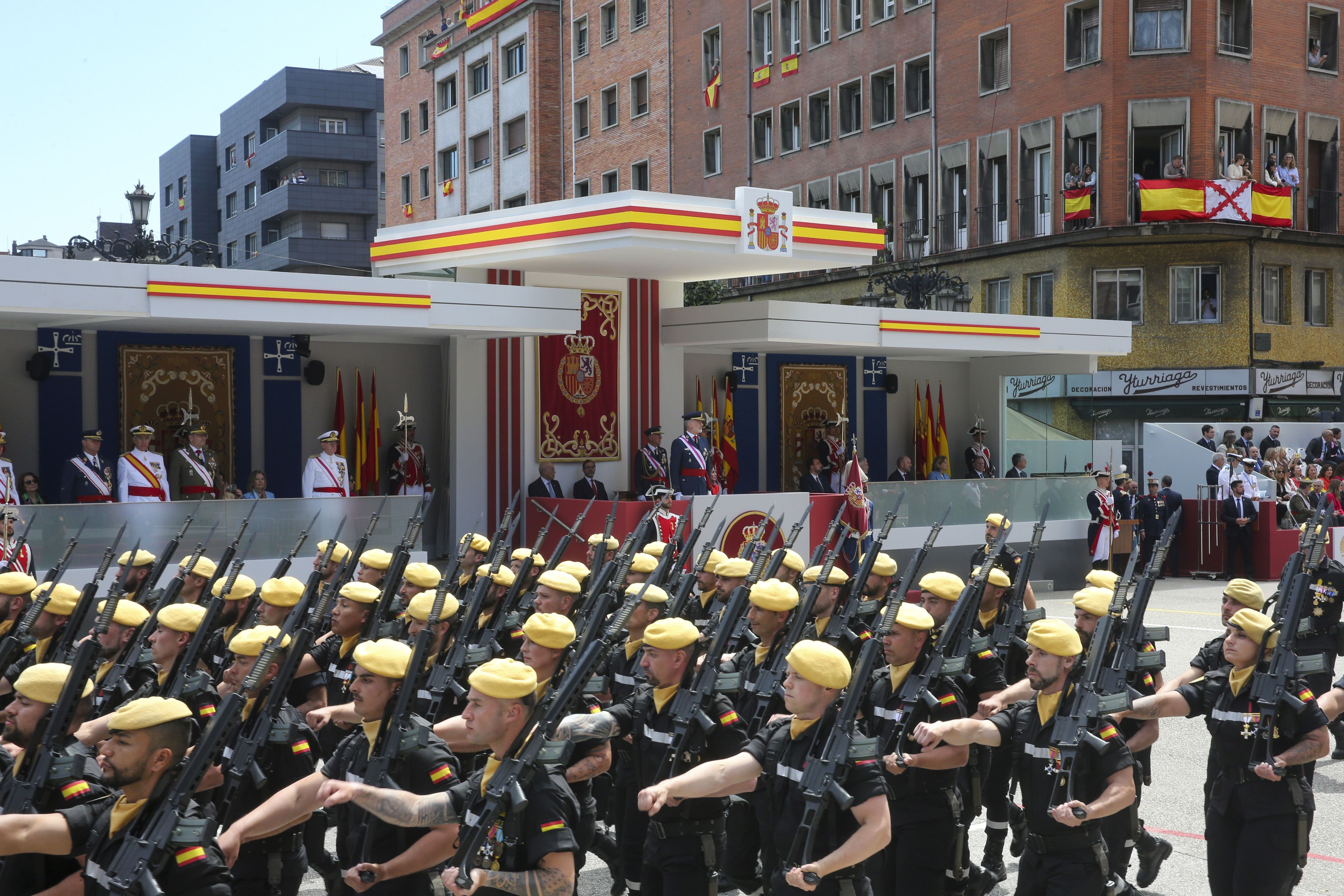 Magnífico desfile militar en un Oviedo hasta la bandera