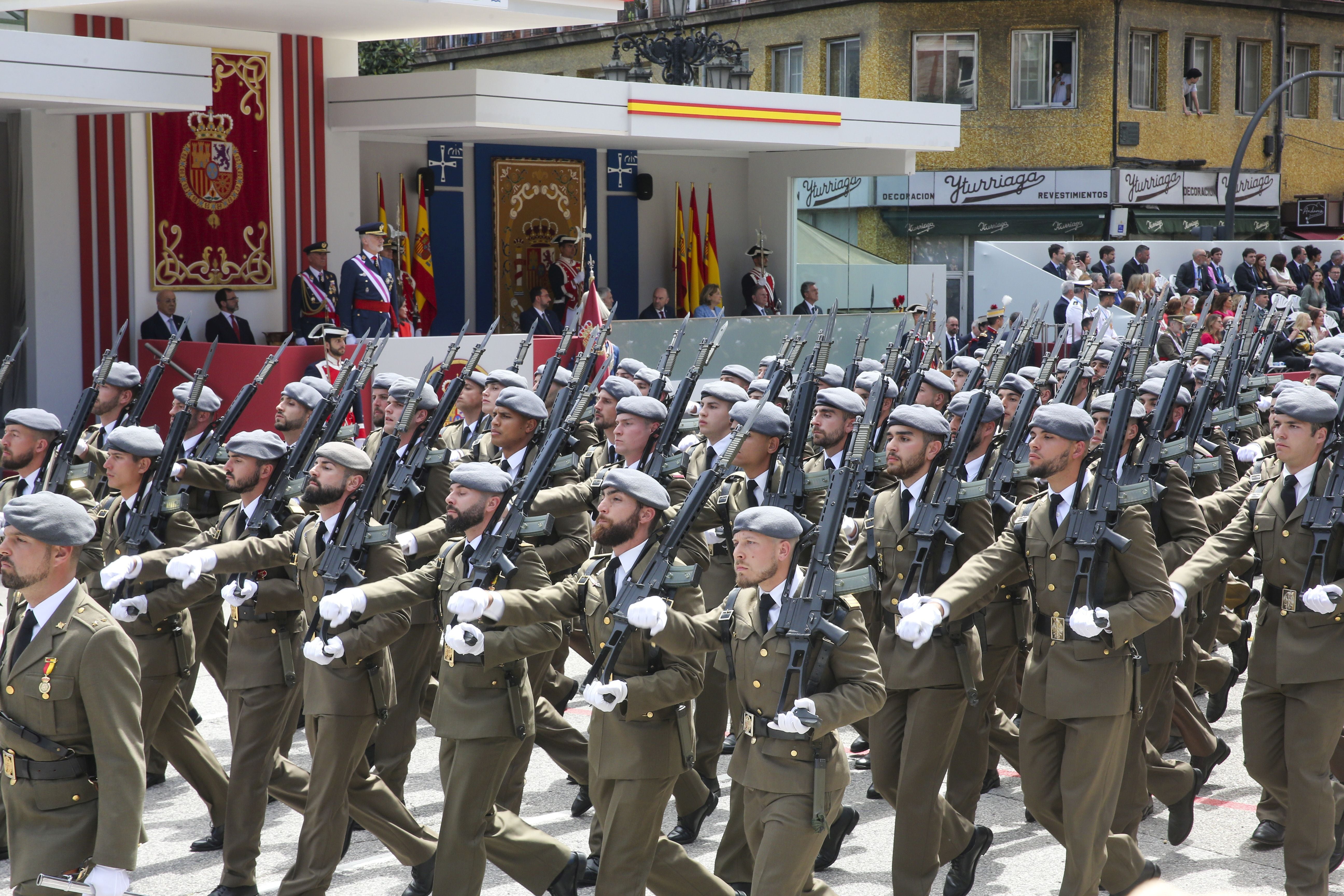 Magnífico desfile militar en un Oviedo hasta la bandera